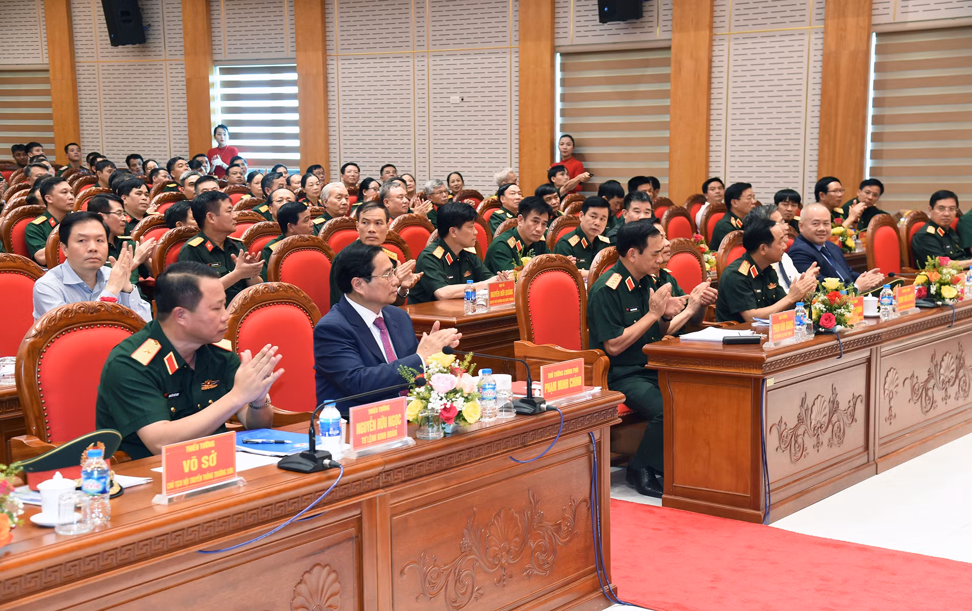 Thủ tướng Phạm Minh Chính và các đại biểu trong buổi làm việc.