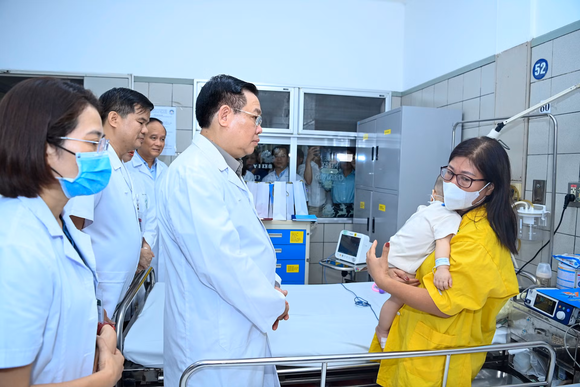 Chủ tịch Quốc hội Vương Đình Huệ thăm hỏi các nạn nhân, thân nhân người bệnh đang điều trị tại bệnh viện.
