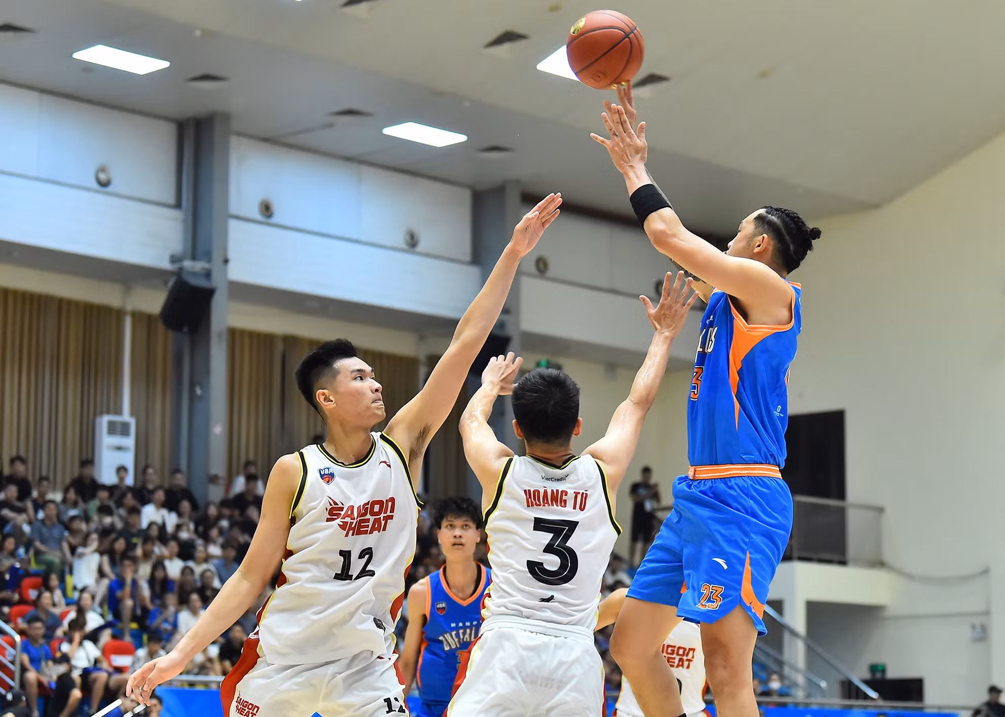 Các cầu thủ Hanoi Buffaloes gặp khó khăn khi triển khai các phương án tấn công trước sự áp sát nhanh của đội khách. Các cầu thủ Hanoi Buffaloes gặp khó khăn khi triển khai các phương án tấn công trước sự áp sát nhanh của đội khách.