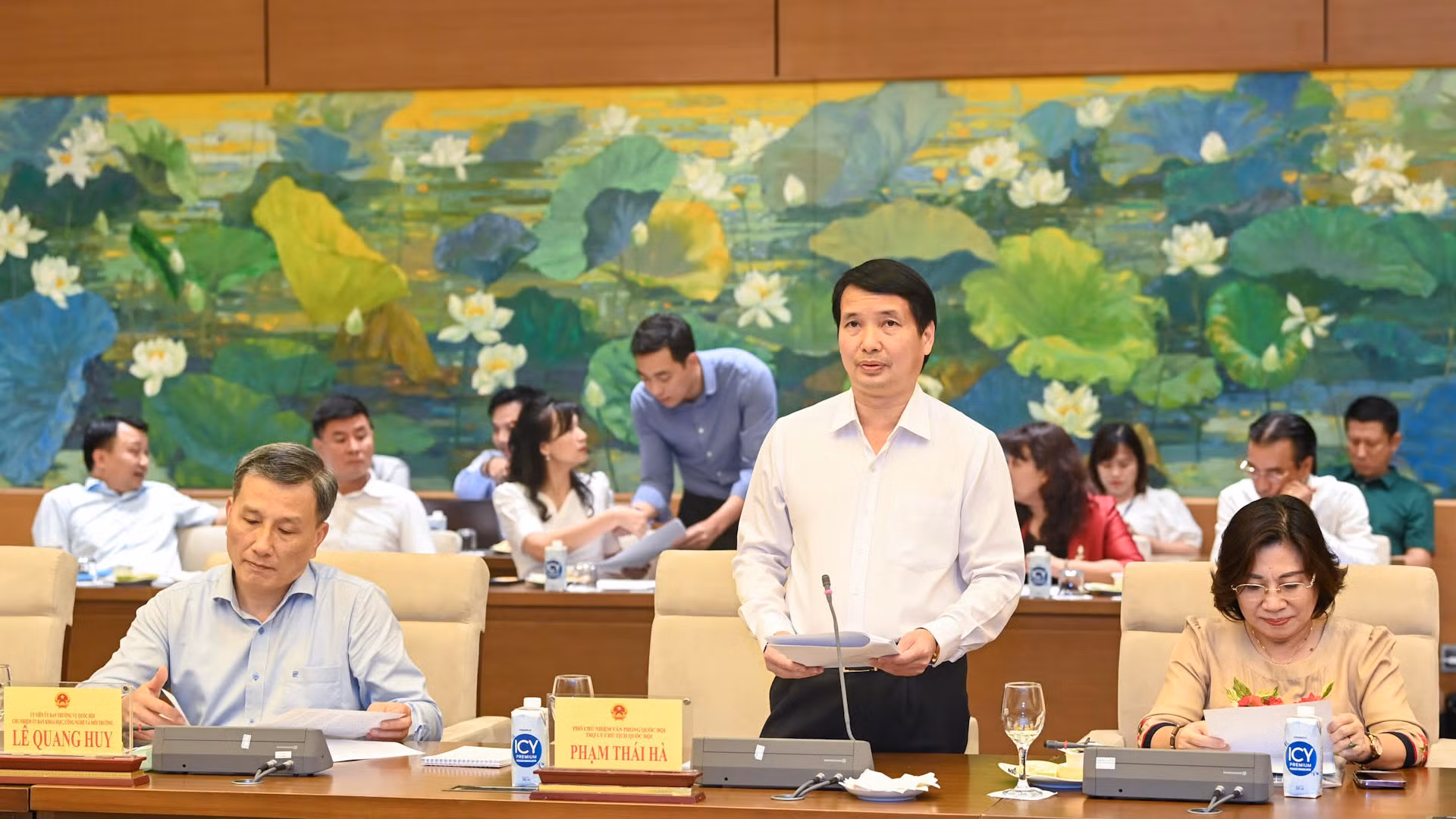 Phó Chủ nhiệm Văn phòng Quốc hội, Trợ lý Chủ tịch Quốc hội Phạm Thái Hà phát biểu mở đầu buổi gặp mặt.