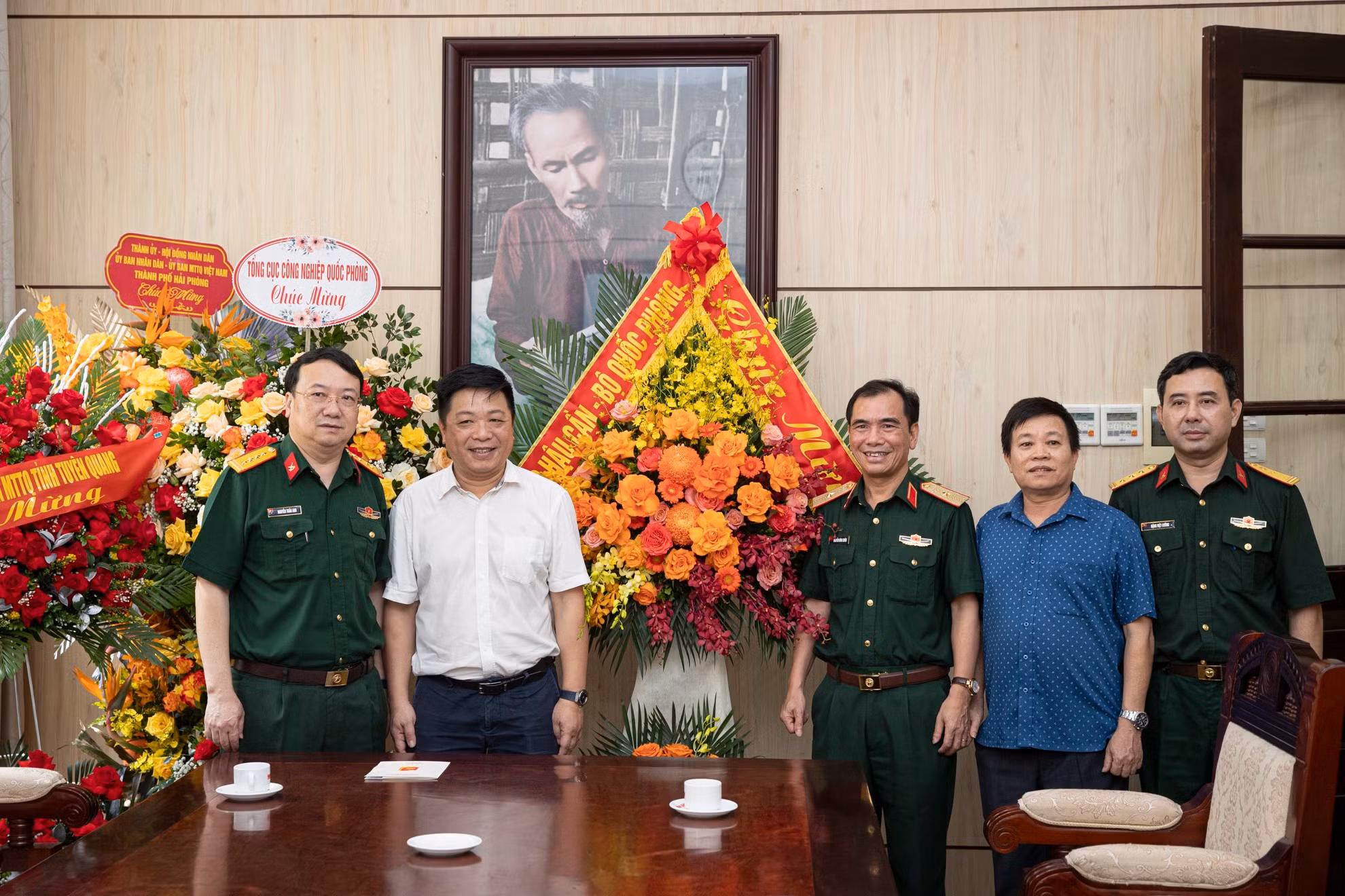Đoàn đại biểu Tổng cục Hậu cần, Bộ Quốc phòng tới thăm và chúc mừng tập thể cán bộ, nhân viên Báo Nhân Dân. Đoàn đại biểu Tổng cục Hậu cần, Bộ Quốc phòng tới thăm và chúc mừng tập thể cán bộ, nhân viên Báo Nhân Dân.