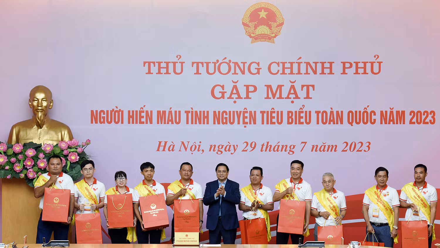 Thủ tướng Phạm Minh Chính tặng quà các đại biểu là người hiến máu tình nguyện tiêu biểu toàn quốc năm 2023.