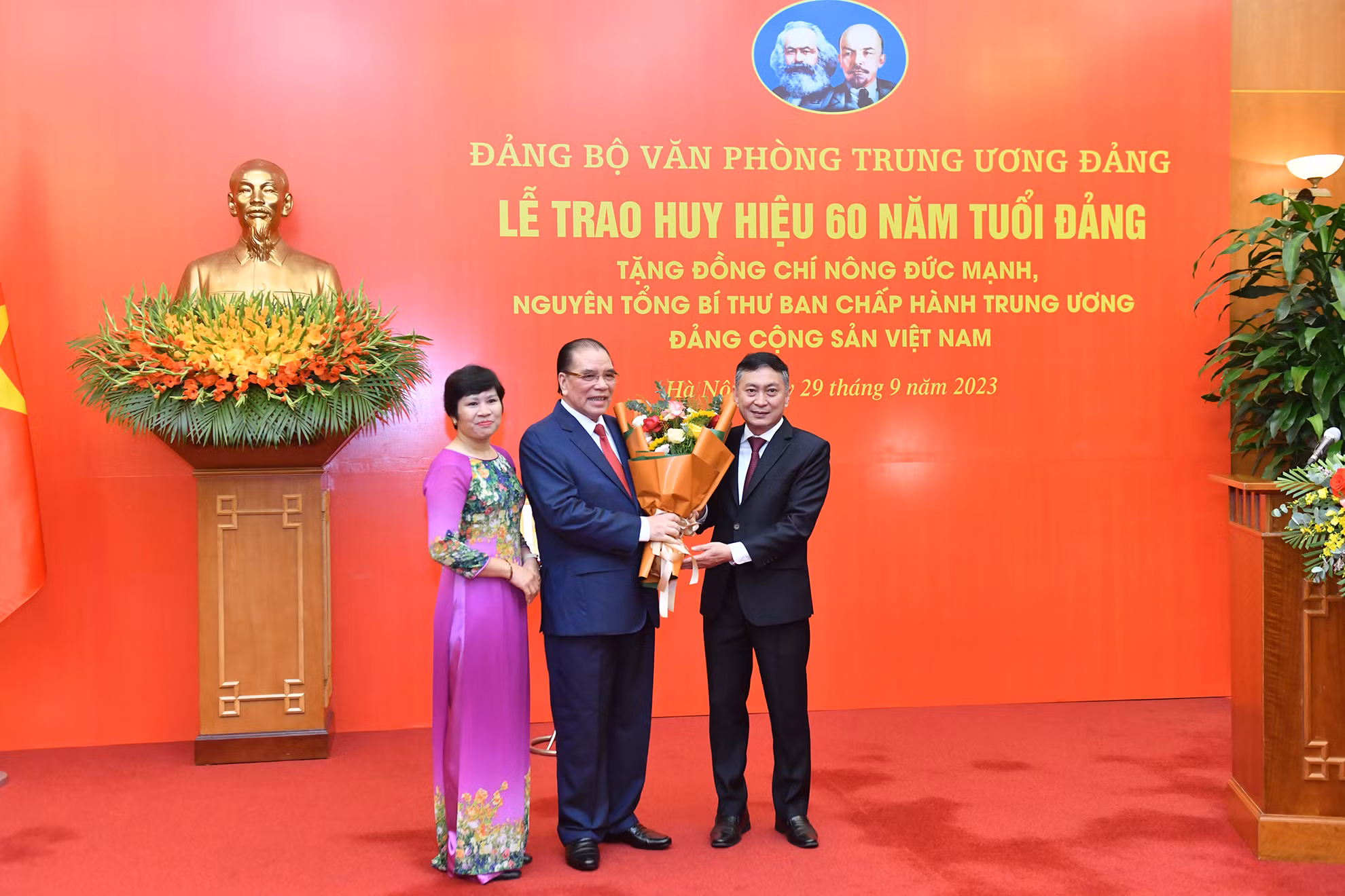 Các cán bộ, Đảng viên Chi bộ 4 Văn phòng Trung ương Đảng chúc mừng nguyên Tổng Bí thư Nông Đức Mạnh.
