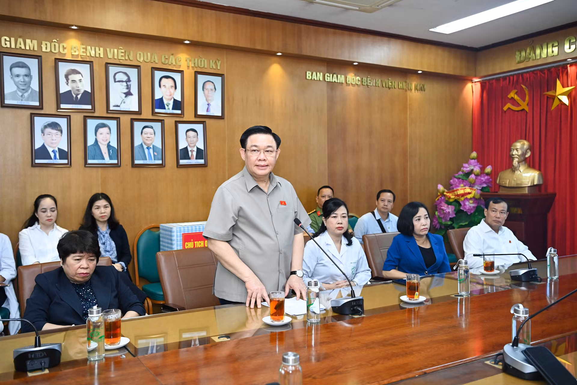 Chủ tịch Quốc hội Vương Đình Huệ giao nhiệm vụ, động viên các y, bác sĩ tại Bệnh viện Bạch Mai.