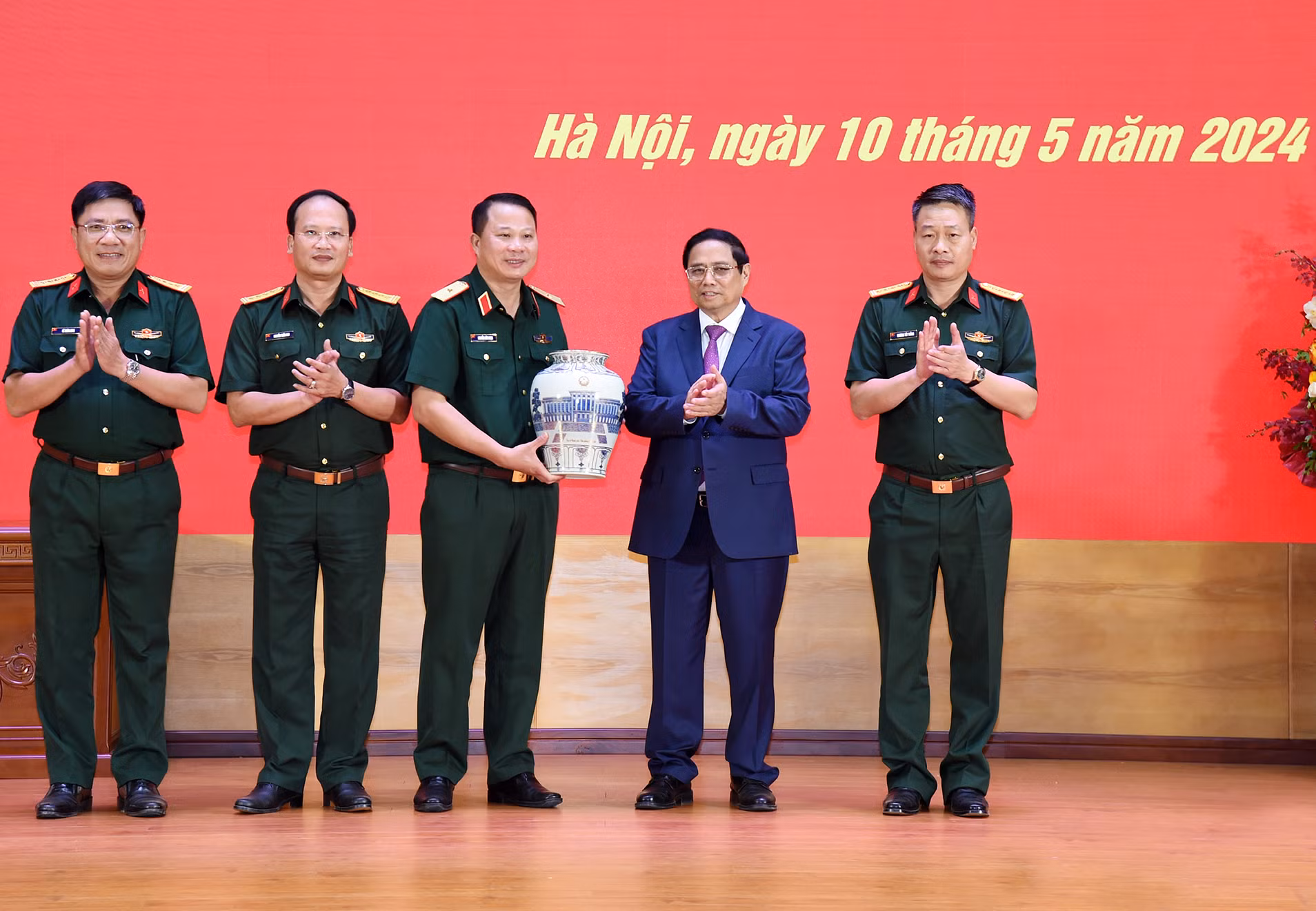 Thủ tướng tặng quà Binh đoàn 12.