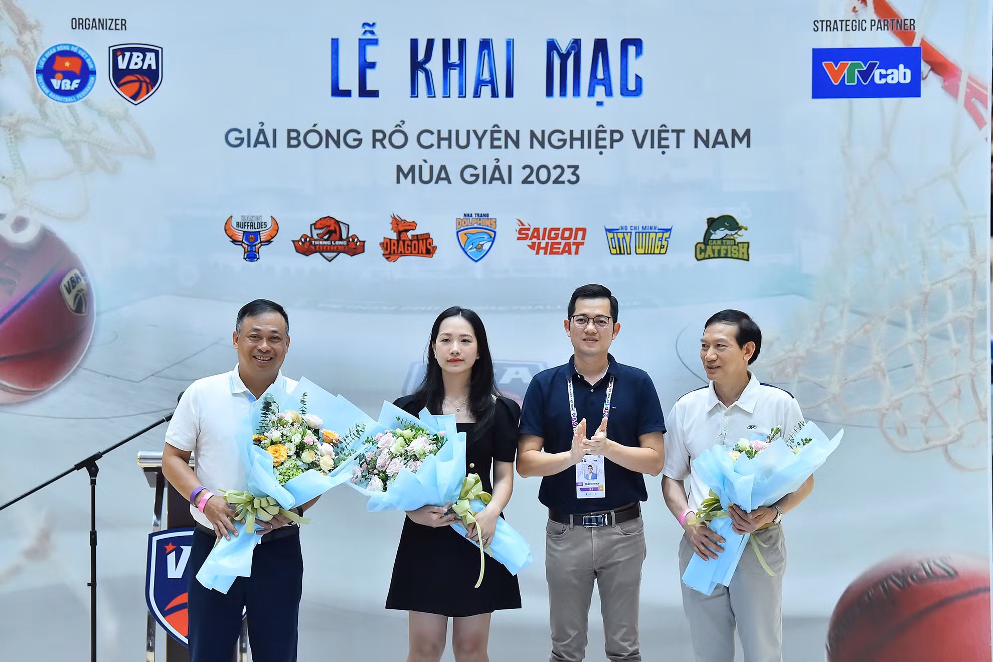Ông Trần Chu Sa, Giám đốc điều hành VBA tặng hoa cảm ơn các đối tác báo chí đồng hành. Ông Trần Chu Sa, Giám đốc điều hành VBA tặng hoa cảm ơn các đối tác báo chí đồng hành.