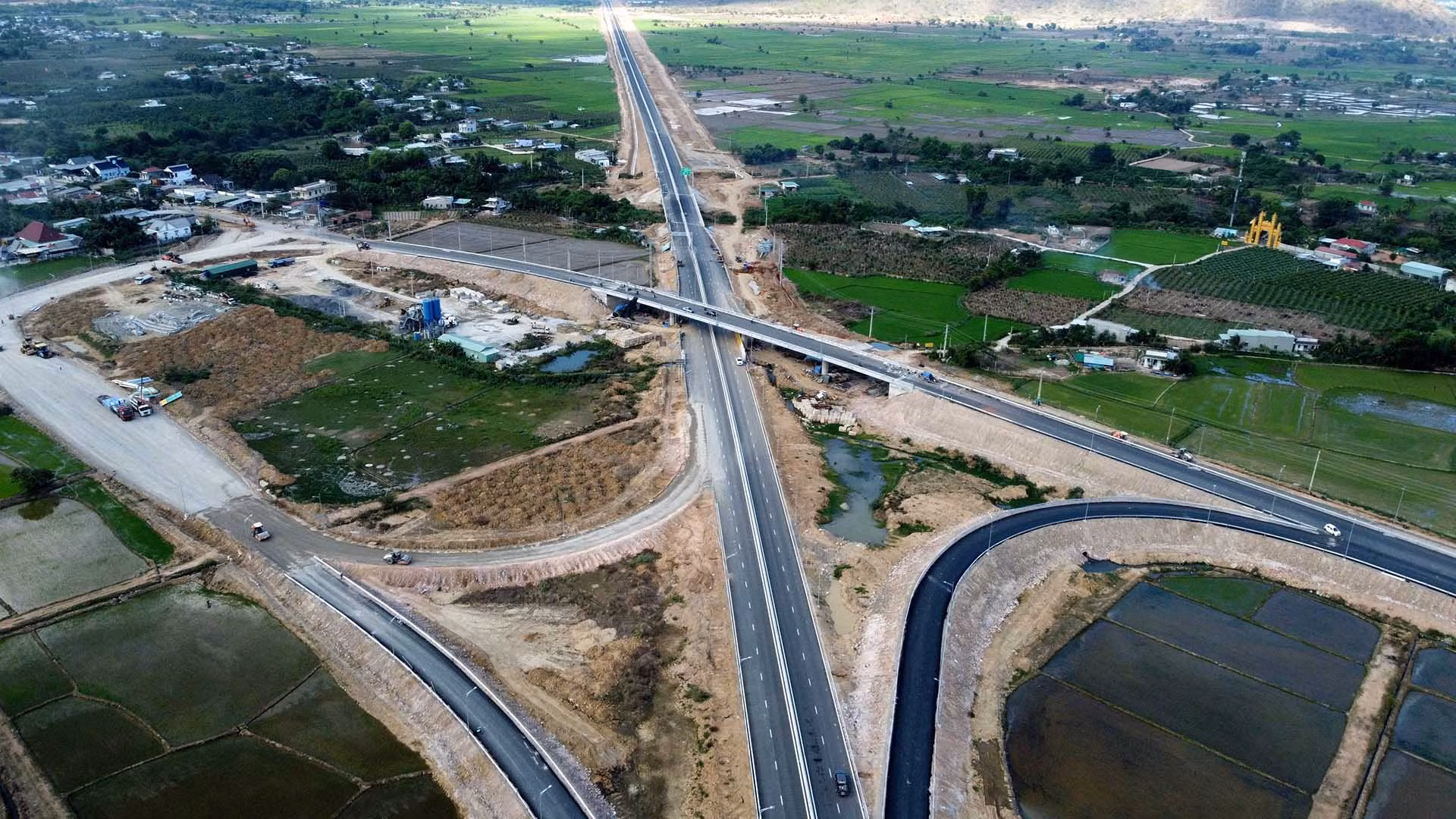Ông Phạm Quốc Huy, Giám đốc điều hành Dự án cao tốc đoạn Vĩnh Hảo-Phan Thiết cho biết, trên toàn tuyến cao tốc Vĩnh Hảo-Phan Thiết có 5 nút giao liên thông với cao tốc, gồm: Nút giao Vĩnh Hảo tại Km134+700; nút giao Chợ Lầu tại Km162+777,78; nút giao Đại Ninh tại Km178+655,22; nút giao Ma Lâm tại Km208+701,74; nút giao Phan Thiết tại Km234+617,56.
