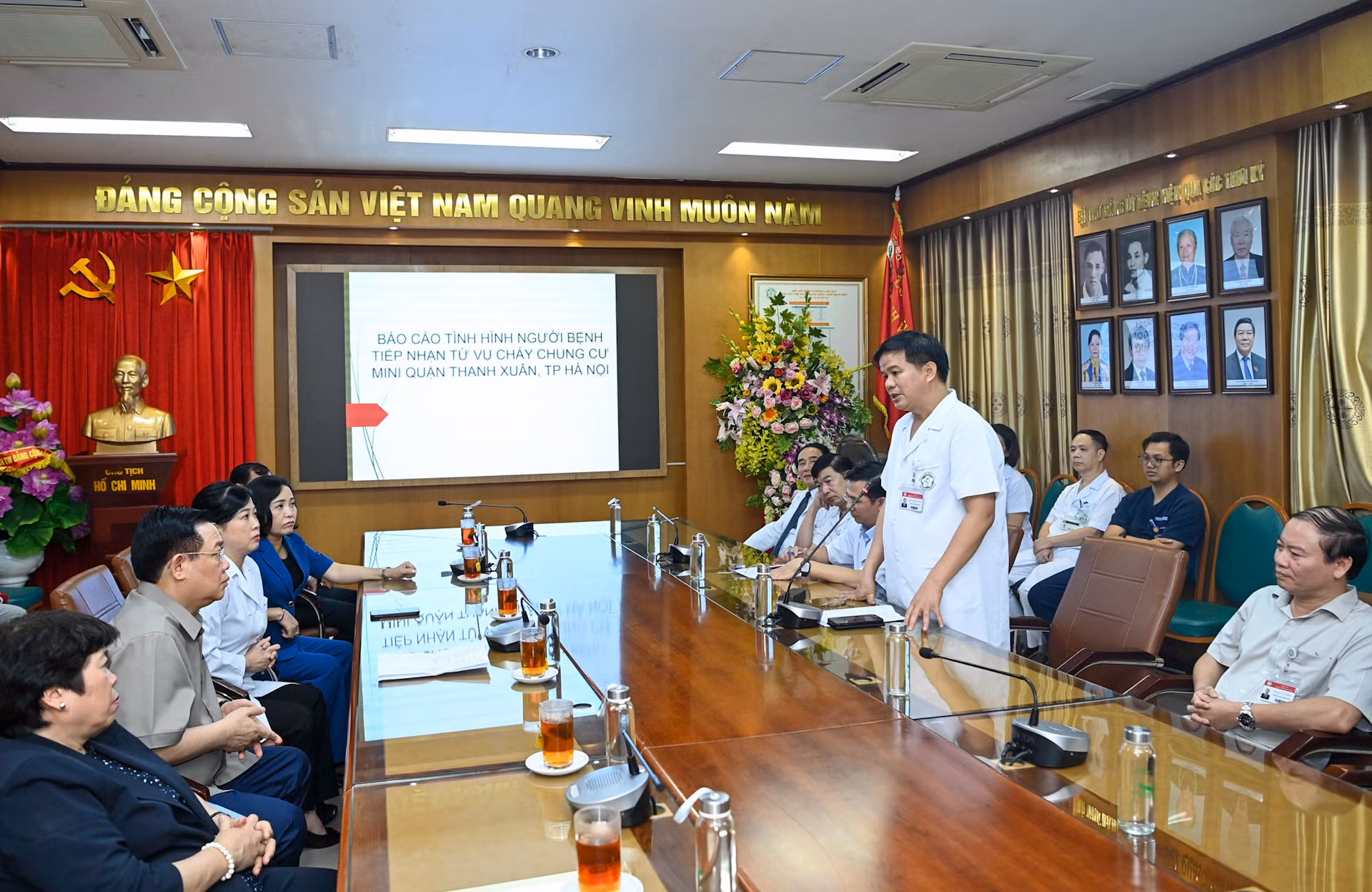 Chủ tịch Quốc hội Vương Đình Huệ và đoàn công tác đã tới kiểm tra công tác cứu chữa người bị nạn, động viên các y, bác sĩ và thăm hỏi các bệnh nhân đang điều trị tại Bệnh viện Bạch Mai.