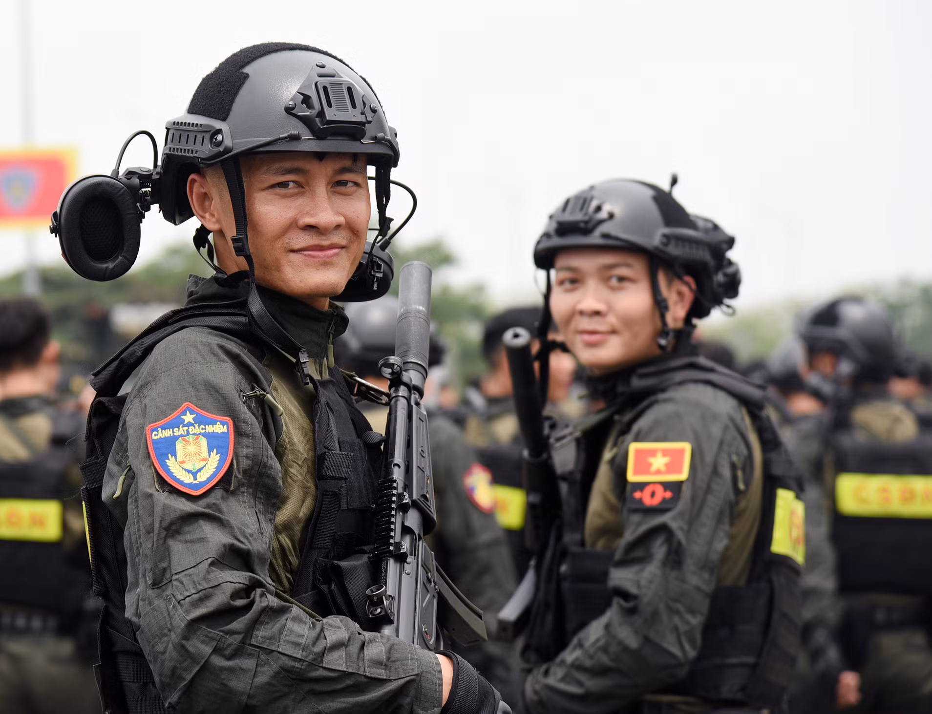 Hình ảnh cán bộ, chiến sĩ cảnh sát đặc nhiệm. Hình ảnh cán bộ, chiến sĩ cảnh sát đặc nhiệm.