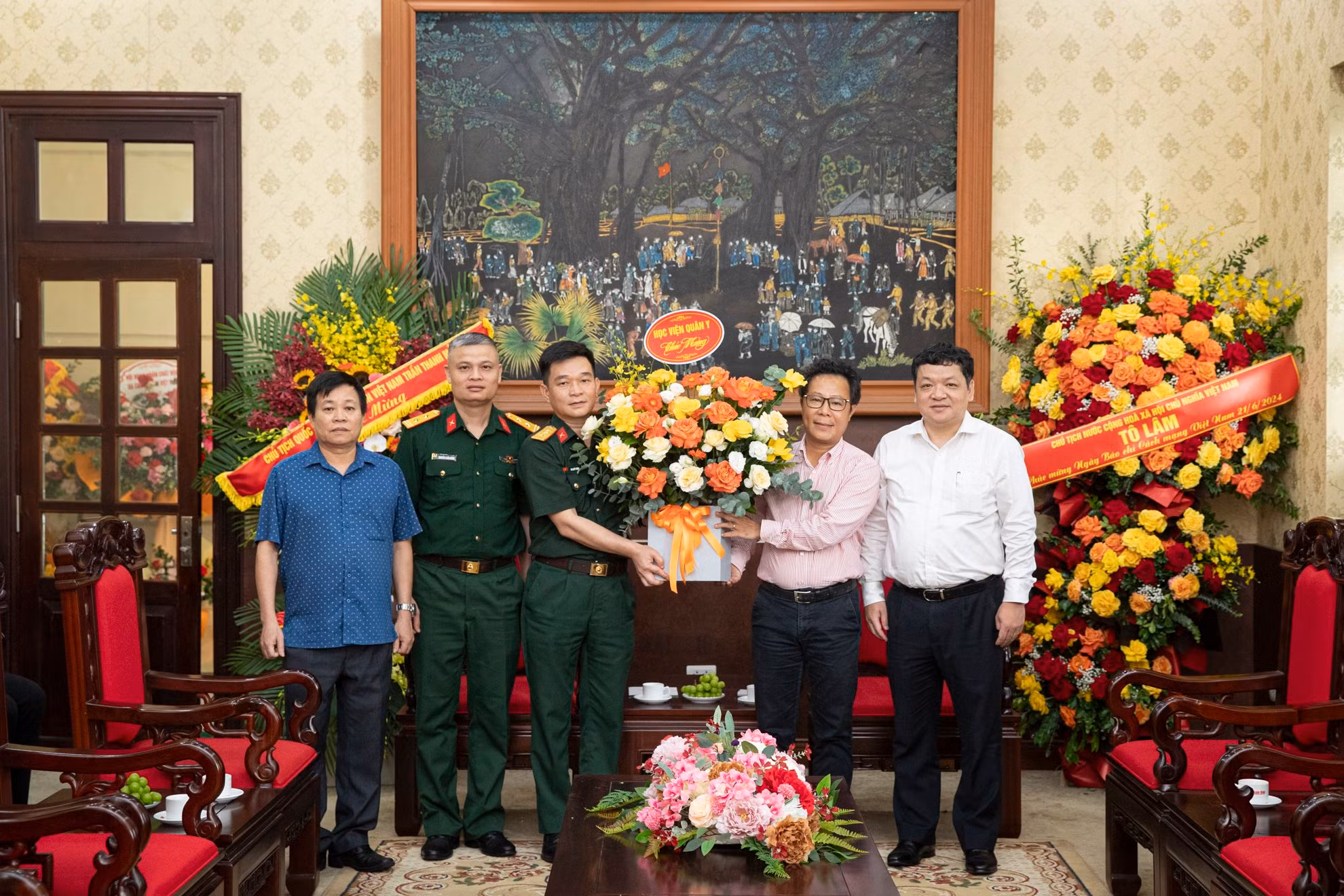 Đại diện những người làm Báo Nhân Dân nhận lẵng hoa tươi thắm của Học viện Quân y. Đại diện những người làm Báo Nhân Dân nhận lẵng hoa tươi thắm của Học viện Quân y.