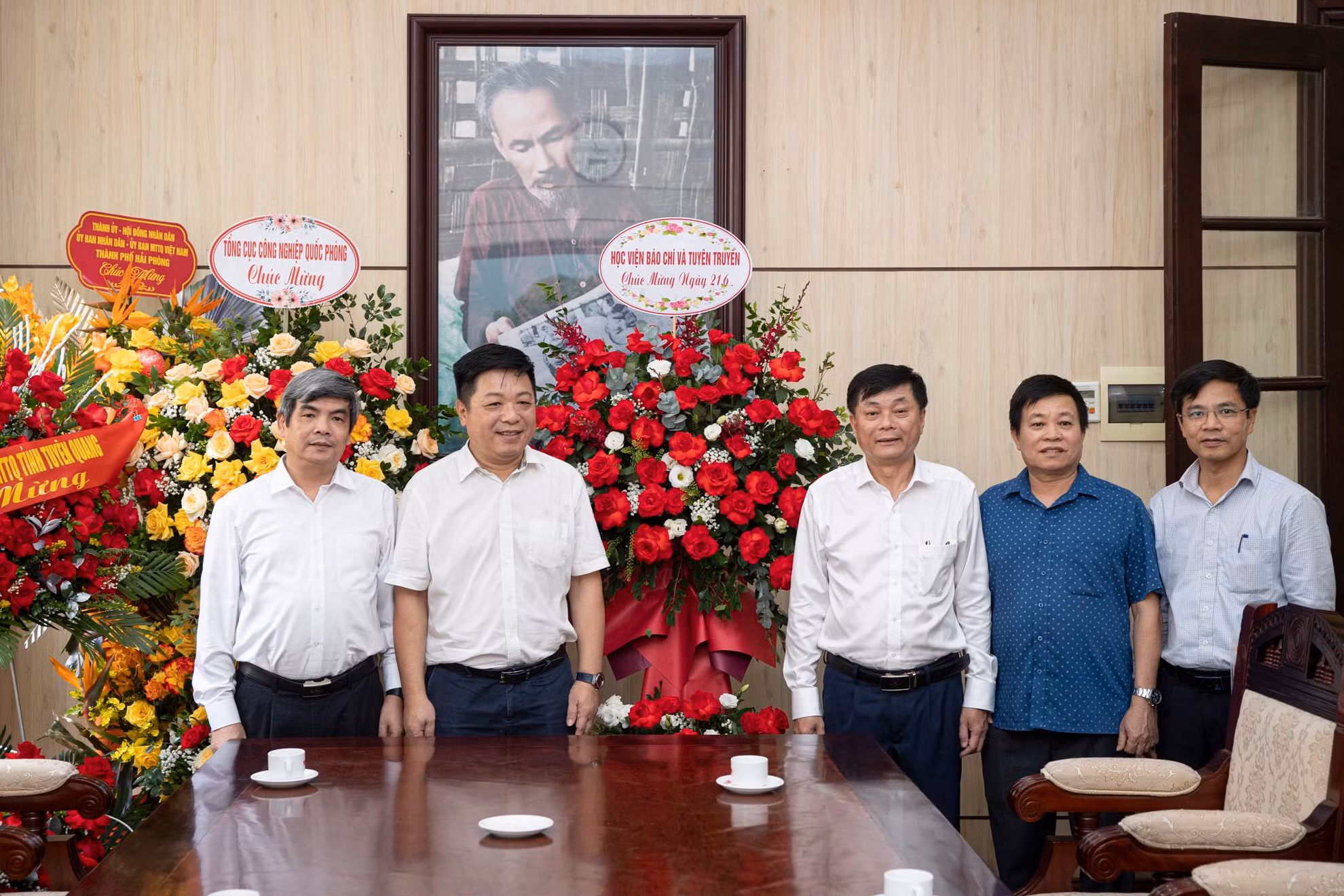 Phó Tổng Biên tập Báo Nhân Dân Quế Đình Nguyên tiếp đoàn công tác của Học viện Báo chí và Tuyên truyền tới thăm và chúc mừng. Phó Tổng Biên tập Báo Nhân Dân Quế Đình Nguyên tiếp đoàn công tác của Học viện Báo chí và Tuyên truyền tới thăm và chúc mừng.