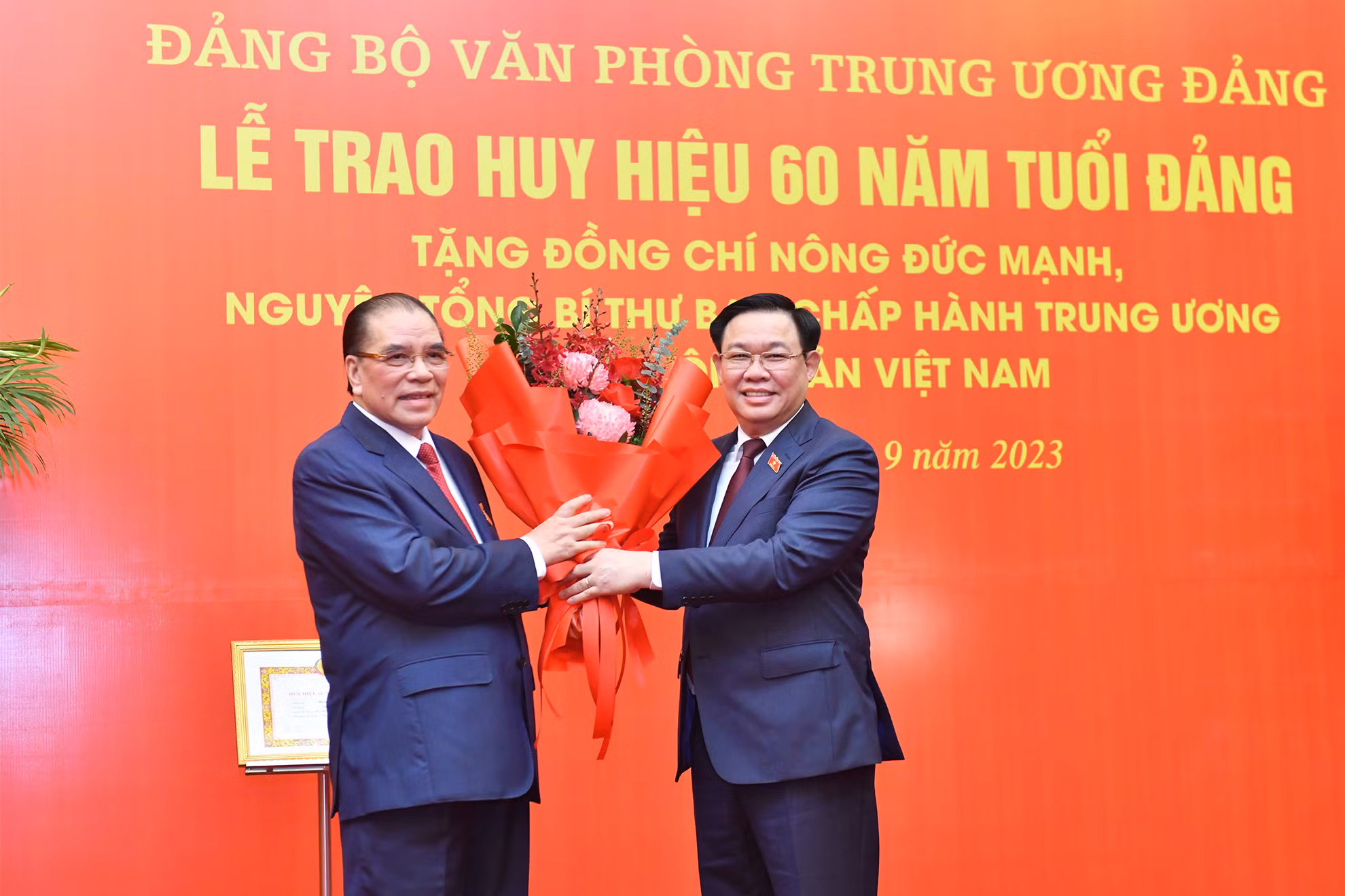 Chủ tịch Quốc hội Vương Đình Huệ chúc mừng nguyên Tổng Bí thư Nông Đức Mạnh.