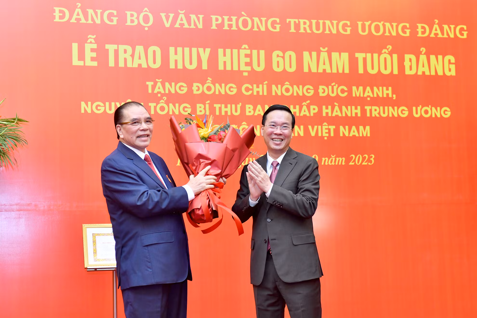 Chủ tịch nước Võ Văn Thưởng chúc mừng nguyên Tổng Bí thư Nông Đức Mạnh.