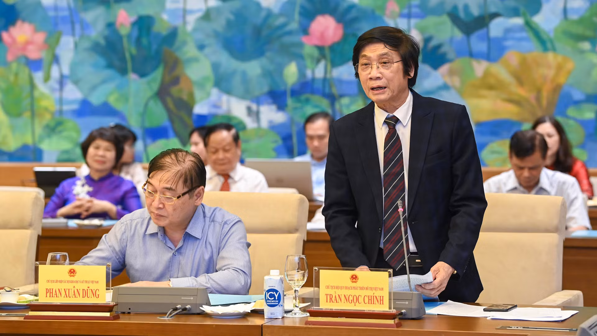 Chủ tịch Hội Quy hoạch phát triển đô thị Việt Nam Trần Ngọc Chính báo cáo tại buổi gặp mặt.