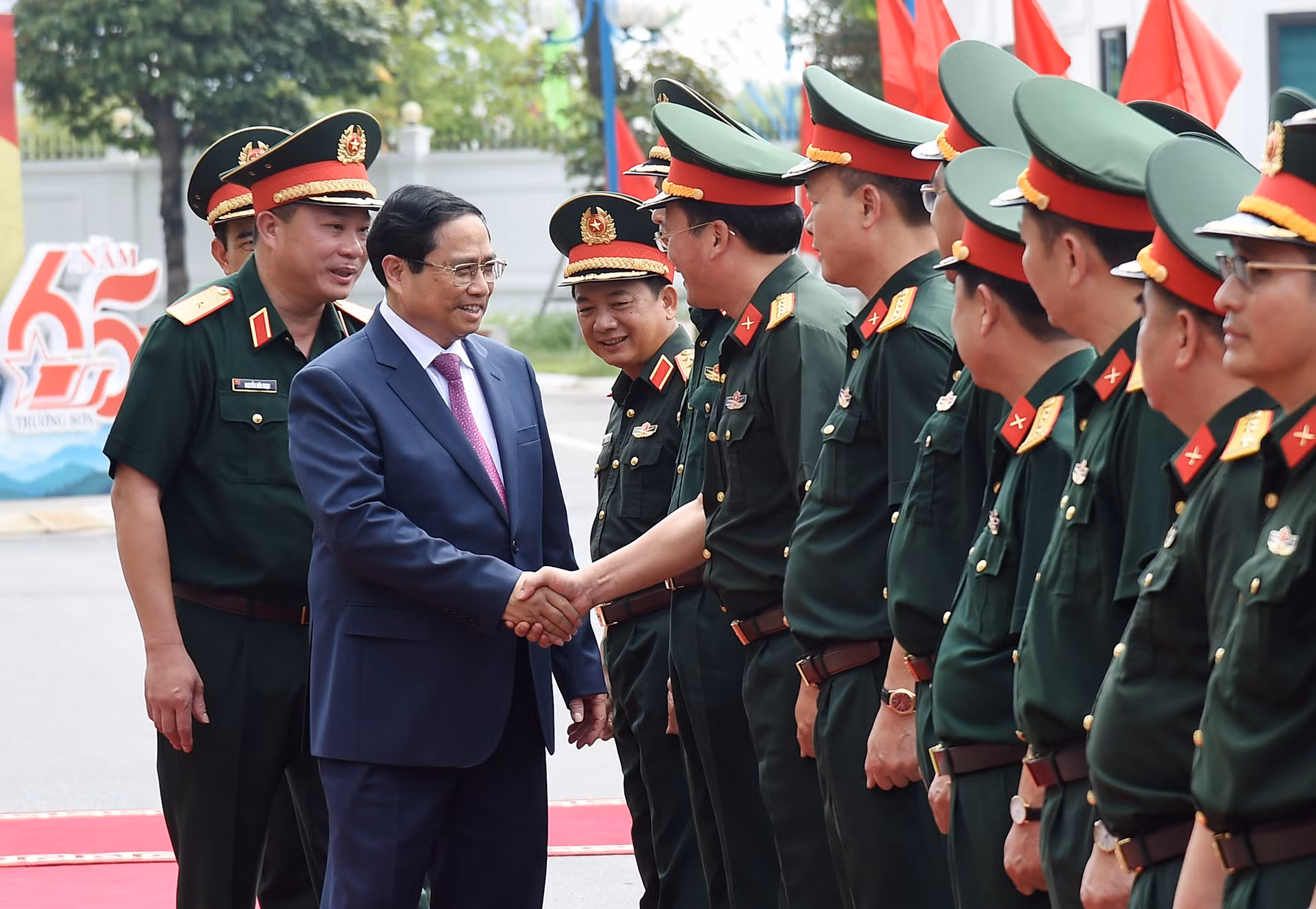 Thủ tướng Phạm Minh Chính tới thăm, làm việc với Binh đoàn 12-Tổng Công ty Xây dựng Trường Sơn và Hội Truyền thống Trường Sơn-Đường Hồ Chí Minh Việt Nam.