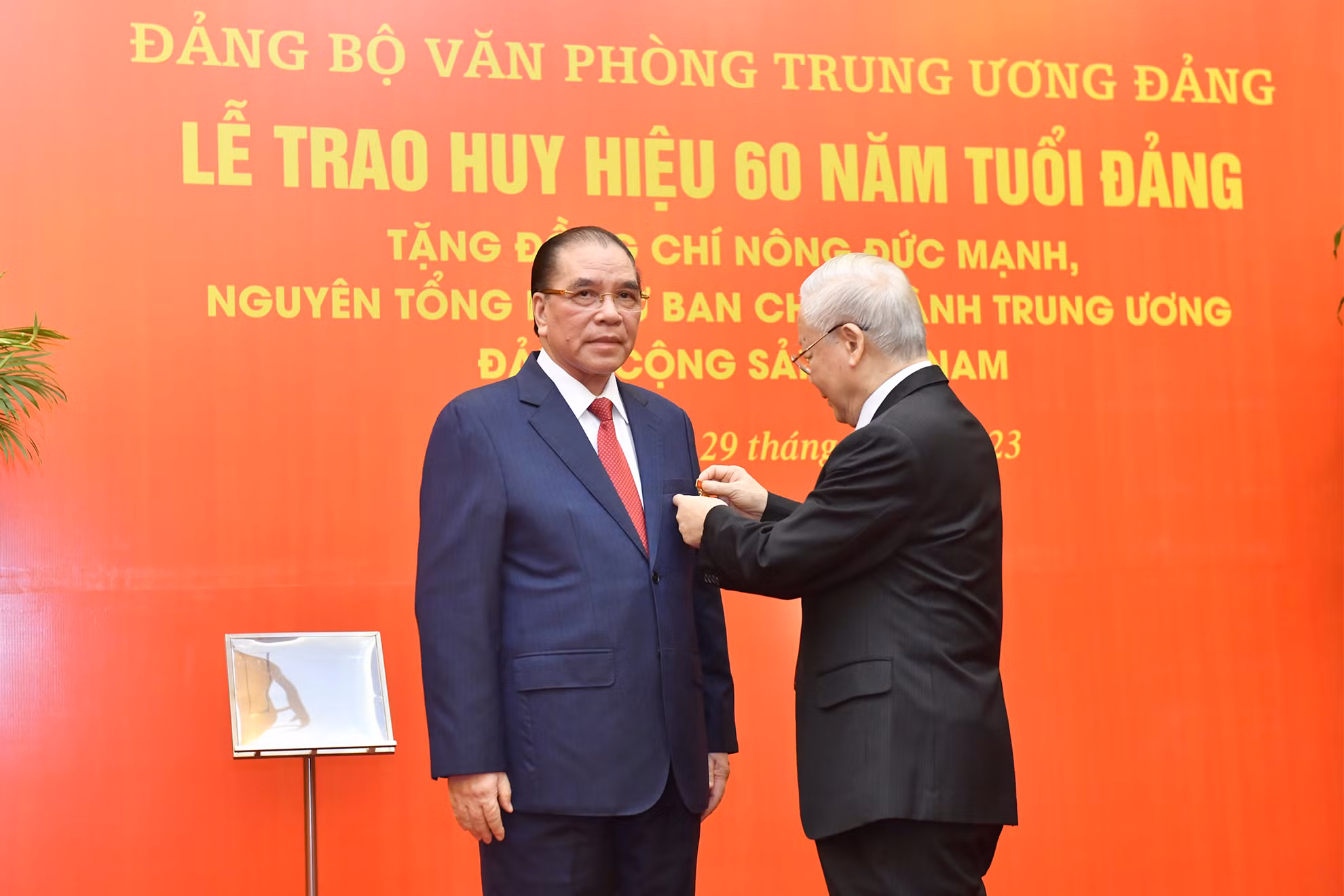 Tổng Bí thư Nguyễn Phú Trọng gắn Huy hiệu 60 năm tuổi Đảng tặng nguyên Tổng Bí thư Nông Đức Mạnh.