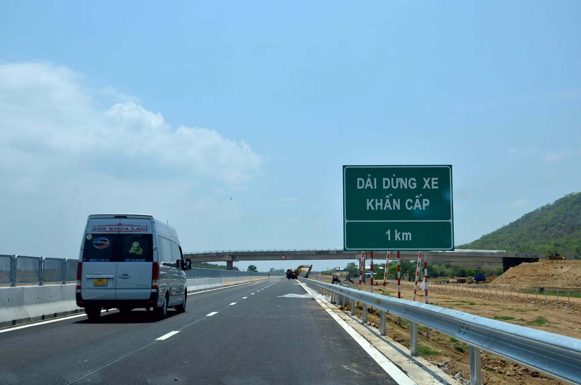 Mặc dù nhà thầu vẫn đang hoàn thiện các hạng mục an toàn giao thông, nhưng một số phương tiện giao thông đã đi vào cao tốc.
