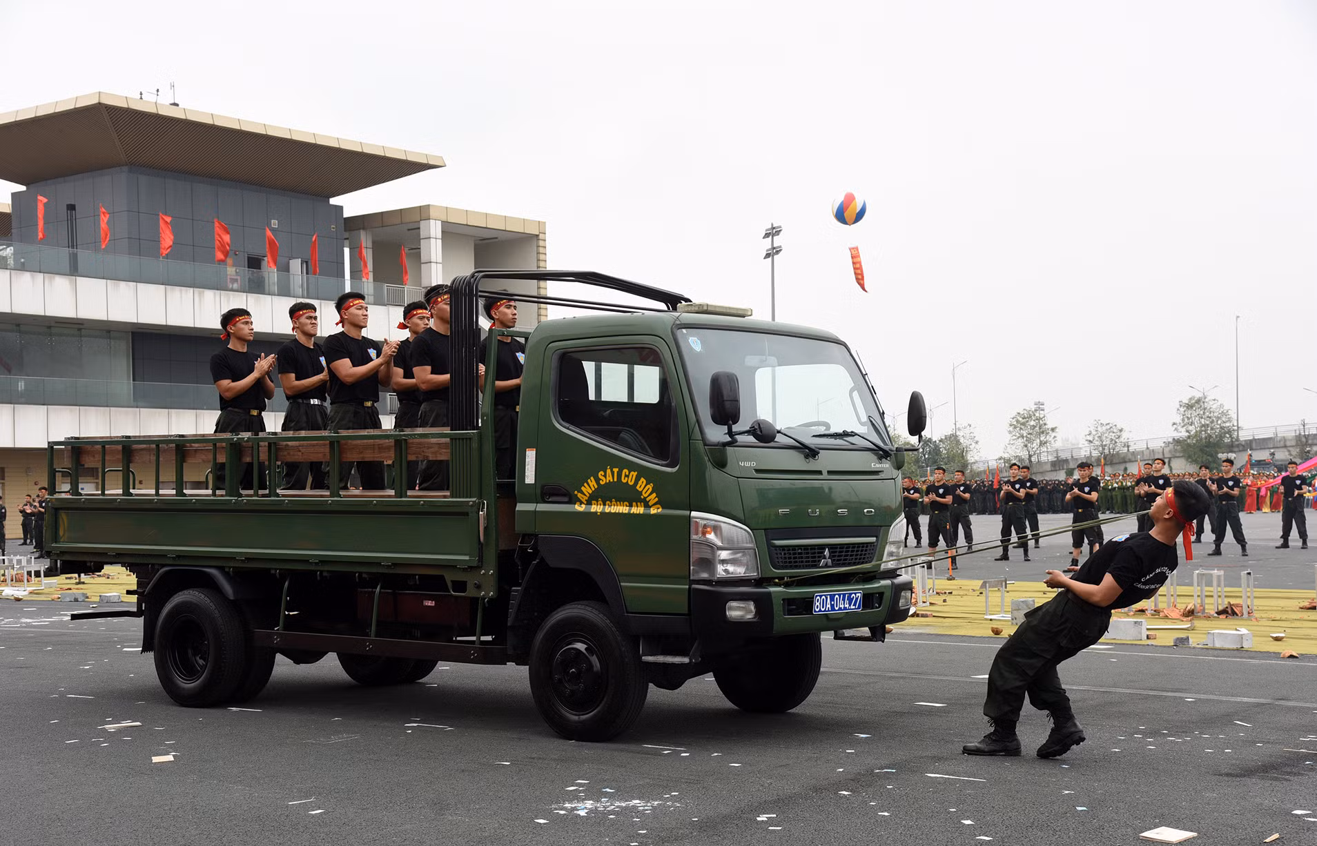 Màn biểu diễn khí công dùng răng kéo xe tải. Màn biểu diễn khí công dùng răng kéo xe tải.