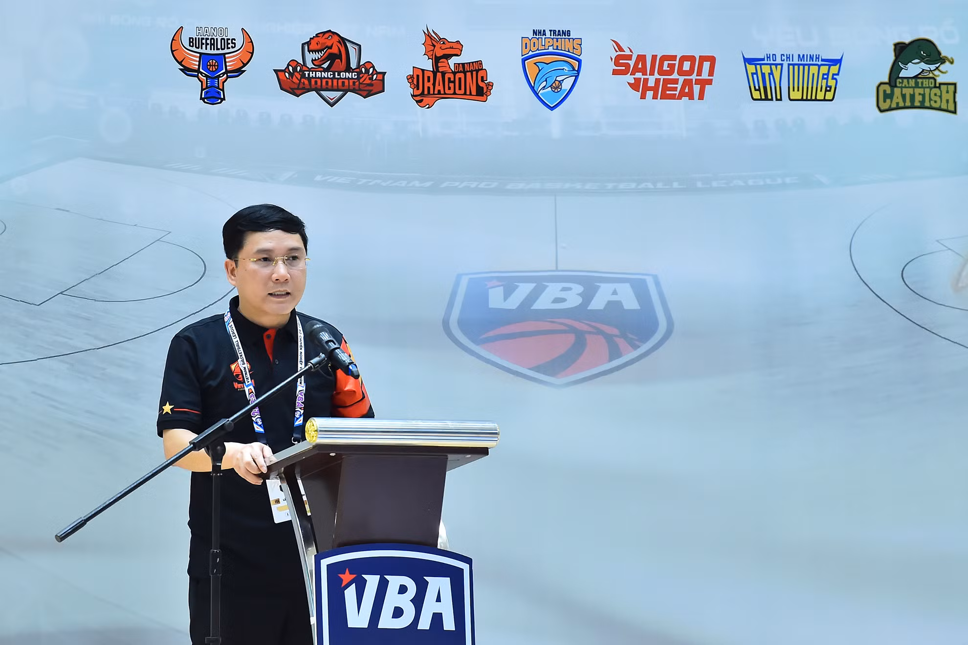 Ông Lê Hoàng Anh, Phó chủ tịch thường trực Liên đoàn Bóng rổ Việt Nam phát biểu khai mạc Giải vô địch bóng rổ chuyên nghiệp Việt Nam (VBA) 2023. Ông Lê Hoàng Anh, Phó chủ tịch thường trực Liên đoàn Bóng rổ Việt Nam phát biểu khai mạc Giải vô địch bóng rổ chuyên nghiệp Việt Nam (VBA) 2023.