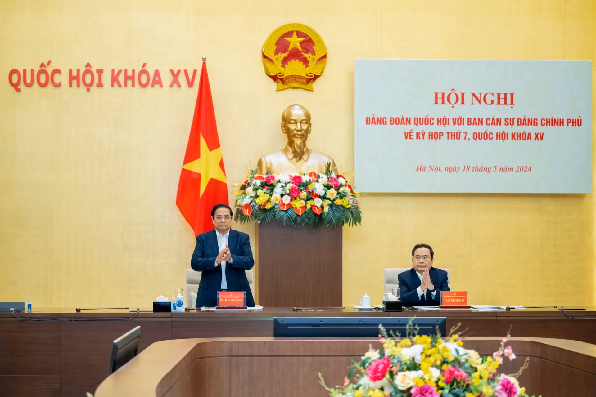 Thủ tướng Chính phủ Phạm Minh Chính và Phó Chủ tịch Thường trực Quốc hội Trần Thanh Mẫn (điều hành hoạt động của Quốc hội, Ủy ban Thường vụ Quốc hội) đồng chủ trì hội nghị.