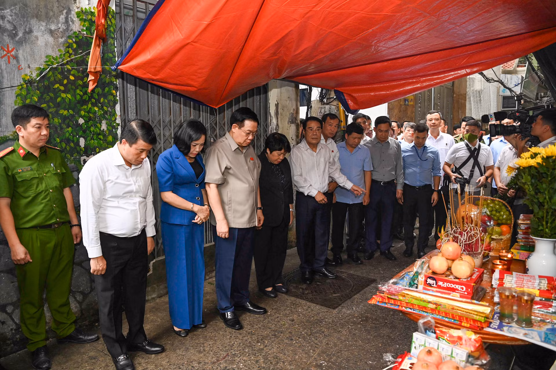 Chủ tịch Quốc hội Vương Đình Huệ và các đại biểu tưởng niệm các nạn nhân thiệt mạng trong vụ cháy.