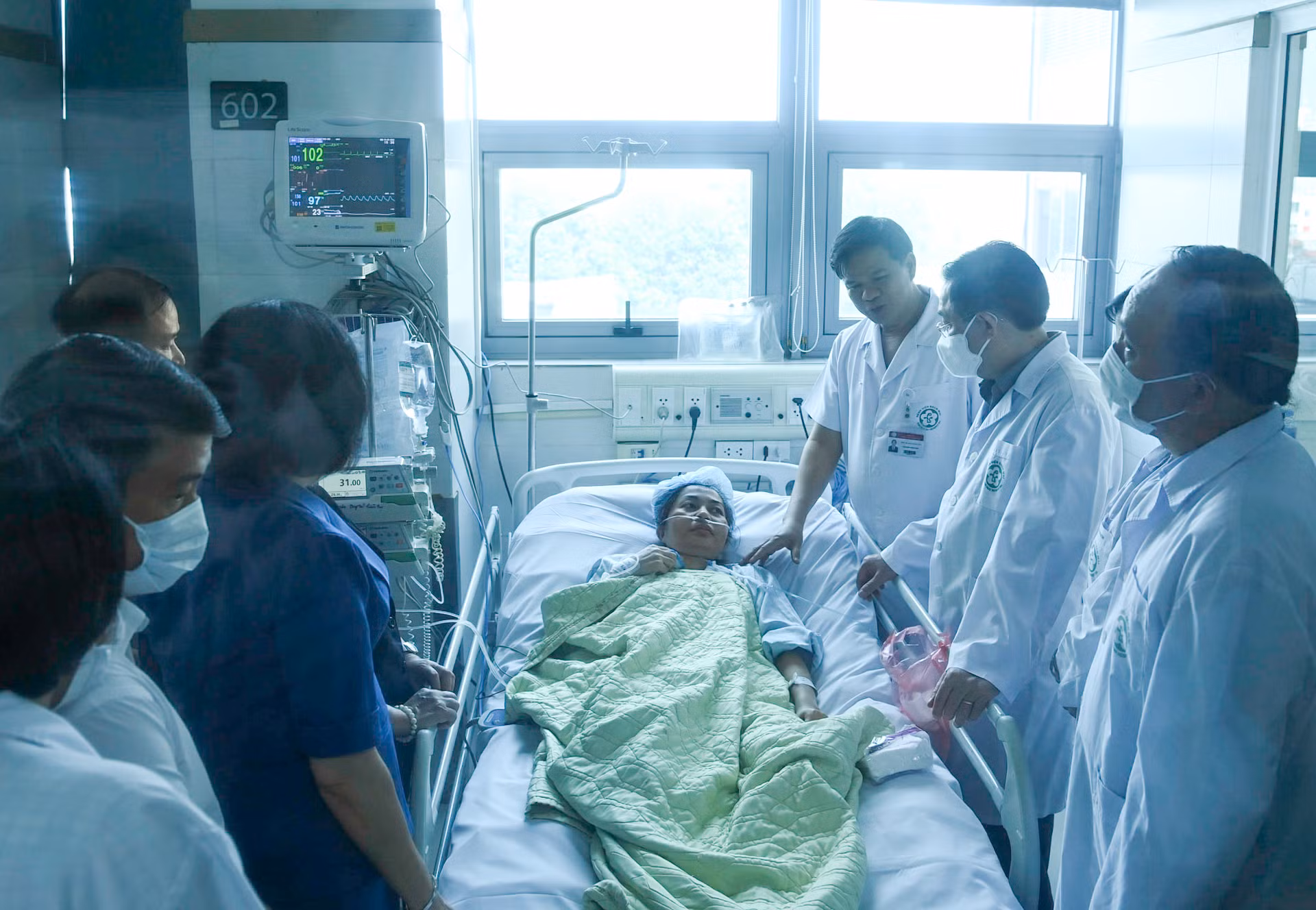 Chủ tịch Quốc hội Vương Đình Huệ và đoàn công tác thăm hỏi nạn nhân vụ cháy đang điều trị tại Trung tâm Hô hấp (Bệnh viện Bạch Mai).