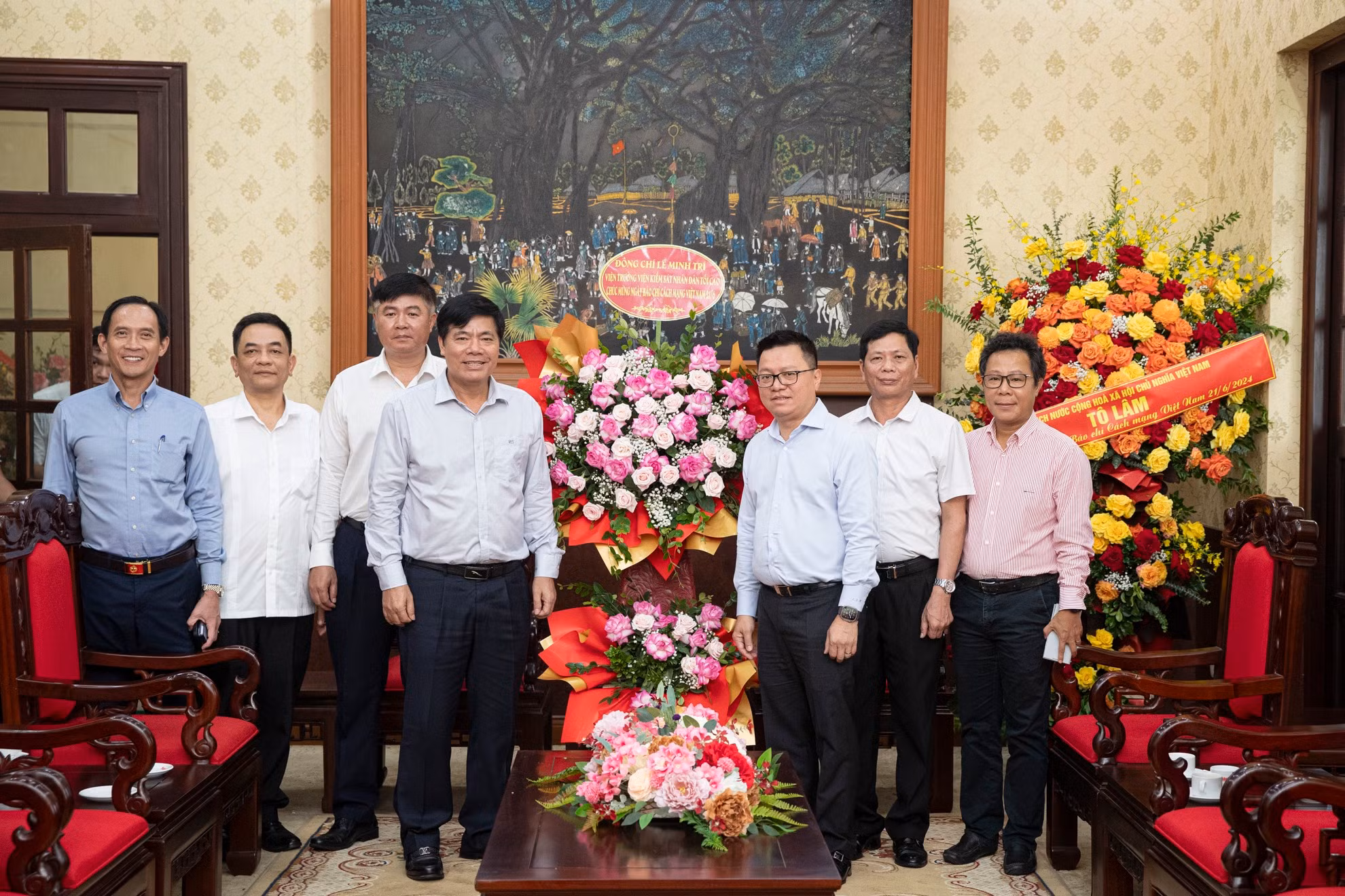Đoàn đại biểu Viện Kiểm sát Nhân Dân tối cao do đồng chí Nguyễn Quang Dũng, Phó Viện trưởng Viện Kiểm sát Nhân Dân tối cao làm Trưởng đoàn đến thăm Báo Nhân Dân. Đồng chí Nguyễn Quang Dũng chúc mừng những thành tích đáng tự hào mà Báo Nhân Dân đạt được trong việc sáng tạo, đổi mới báo chí những năm gần đây. Đoàn đại biểu Viện Kiểm sát Nhân Dân tối cao do đồng chí Nguyễn Quang Dũng, Phó Viện trưởng Viện Kiểm sát Nhân Dân tối cao làm Trưởng đoàn đến thăm Báo Nhân Dân. Đồng chí Nguyễn Quang Dũng chúc mừng những thành tích đáng tự hào mà Báo Nhân Dân đạt được trong việc sáng tạo, đổi mới báo chí những năm gần đây.
