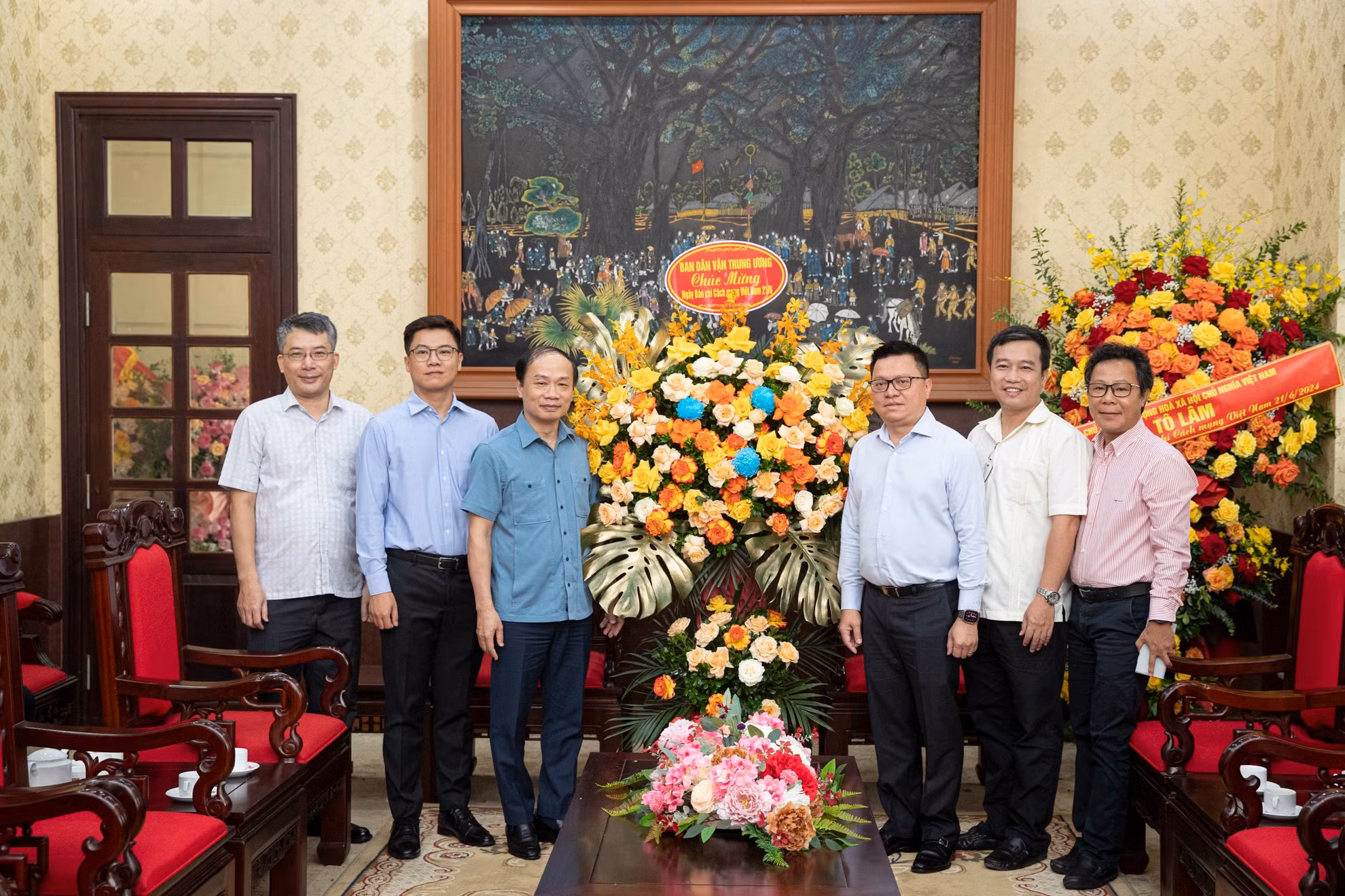 Sáng cùng ngày, đồng chí Phạm Tất Thắng, Ủy viên Trung ương Đảng, Phó Trưởng Ban Dân vận Trung ương đã đến thăm và chúc mừng tập thể những người làm Báo Nhân Dân. Tại buổi tiếp, đồng chí Phạm Tất Thắng ghi nhận Báo Nhân Dân đã có nhiều đổi mới, sản xuất nhiều sản phẩm đa phương tiện, đúng với phương châm "để Báo Nhân Dân gần gũi với Nhân Dân". Sáng cùng ngày, đồng chí Phạm Tất Thắng, Ủy viên Trung ương Đảng, Phó Trưởng Ban Dân vận Trung ương đã đến thăm và chúc mừng tập thể những người làm Báo Nhân Dân. Tại buổi tiếp, đồng chí Phạm Tất Thắng ghi nhận Báo Nhân Dân đã có nhiều đổi mới, sản xuất nhiều sản phẩm đa phương tiện, đúng với phương châm "để Báo Nhân Dân gần gũi với Nhân Dân".