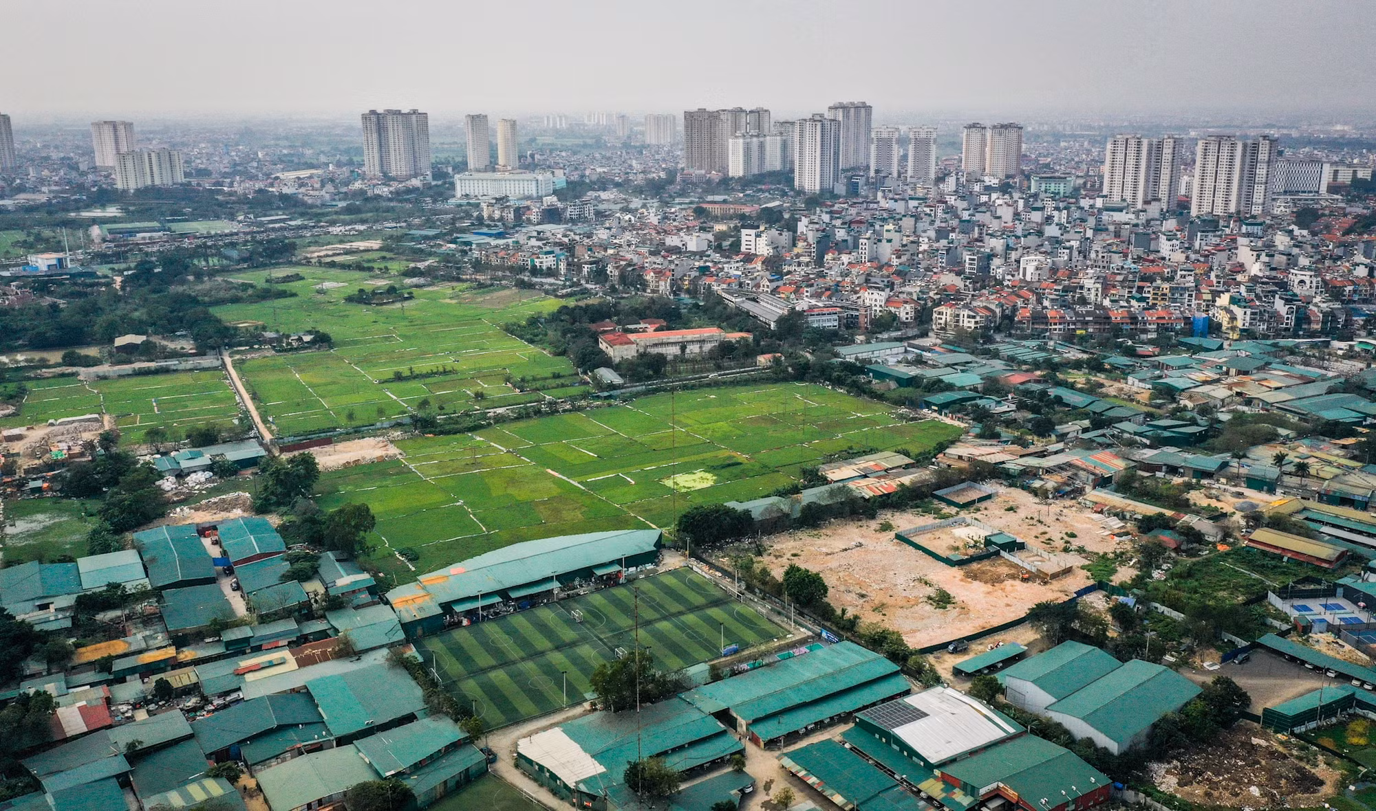 Bên cạnh đó, một số công trình nhân tạo như sân bóng, nhà xưởng cũng mọc lên trái phép.