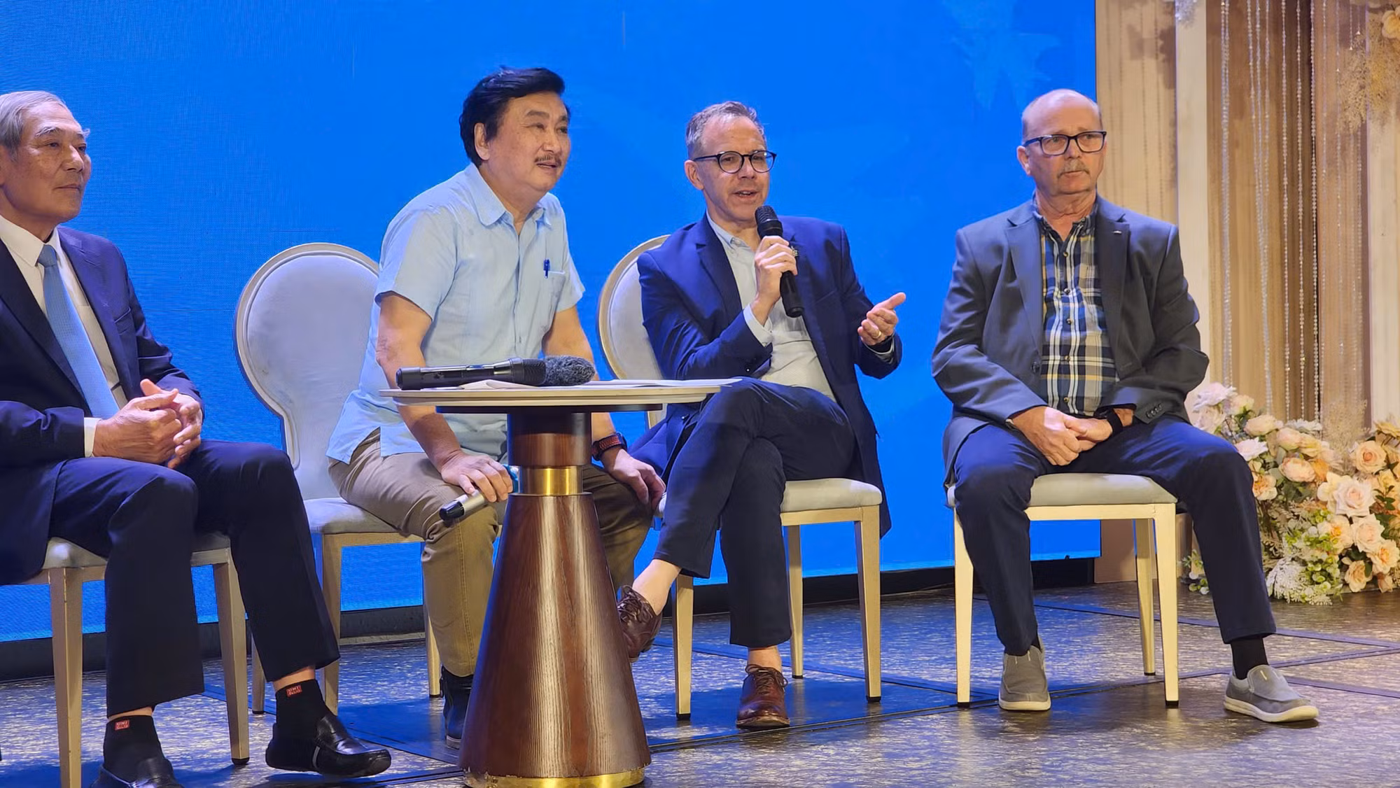 Họa sĩ, nhà nghiên cứu lịch sử John Mollison chia sẻ về lý do ông vẽ lại máy bay chiến đấu ở cả hai bên chiến tuyến. (ẢNH: HỒNG QUÂN)
