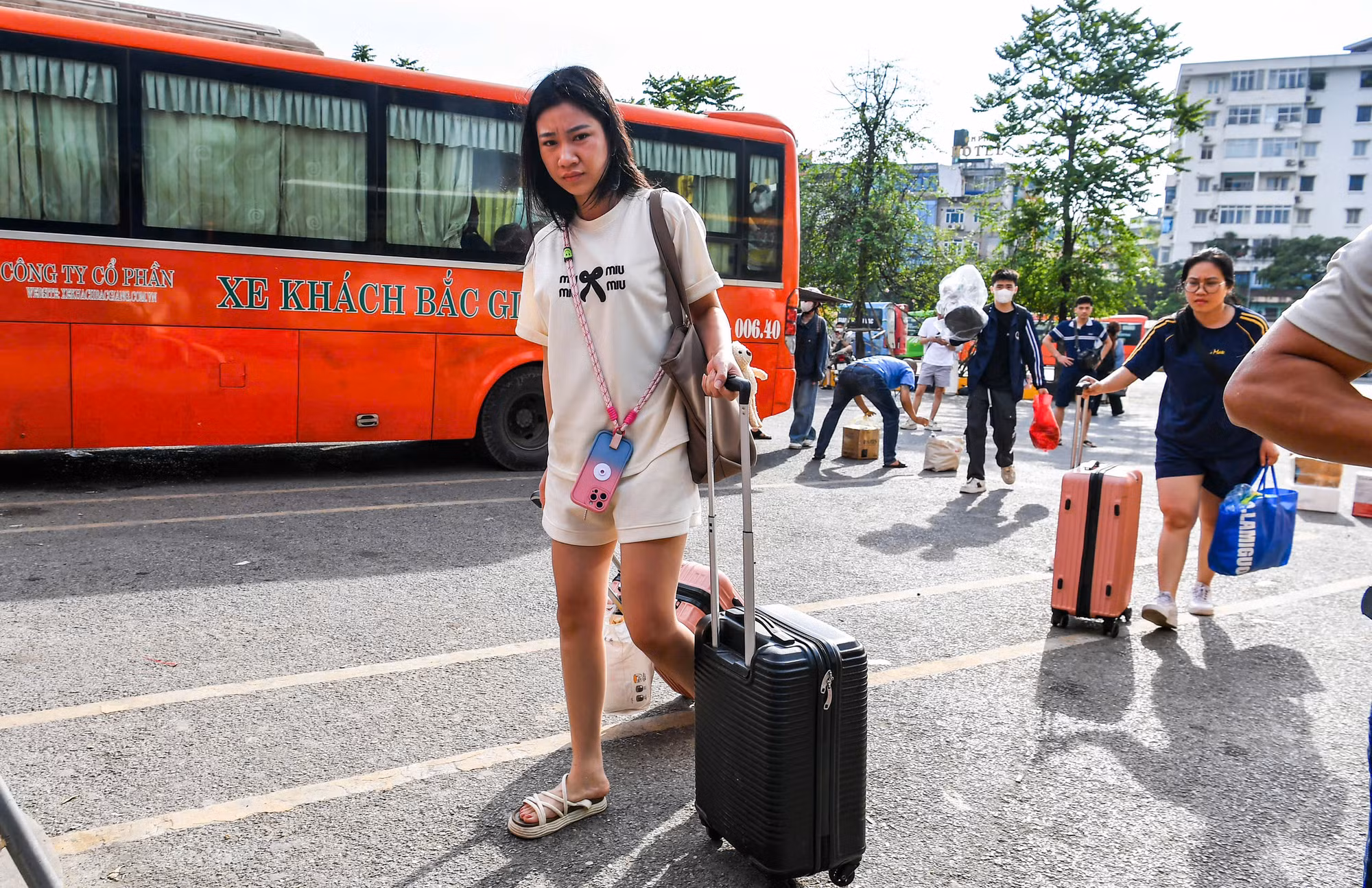 Người dân lỉnh kỉnh đồ đạc trở lại Thủ đô sau kỳ nghỉ lễ kéo dài 5 ngày.