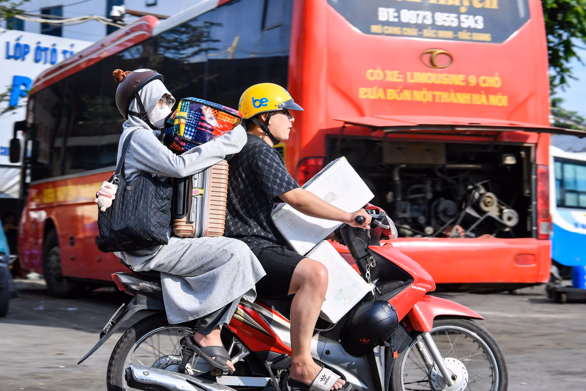 Theo đại diện Bến xe Mỹ Đình, do kỳ nghỉ lễ kéo dài 5 ngày, lượng khách đã lên trước vào chiều qua (ngày 3/5) và ngày hôm nay trải dài nhiều khung giờ trong ngày nên không ùn ứ cục bộ. So với ngày thường, lượng khách và số xe về bến không có đột biến. Tuy nhiên, nhiều khả năng, tình trạng ùn tắc sẽ xuất hiện trong tối và đêm nay.