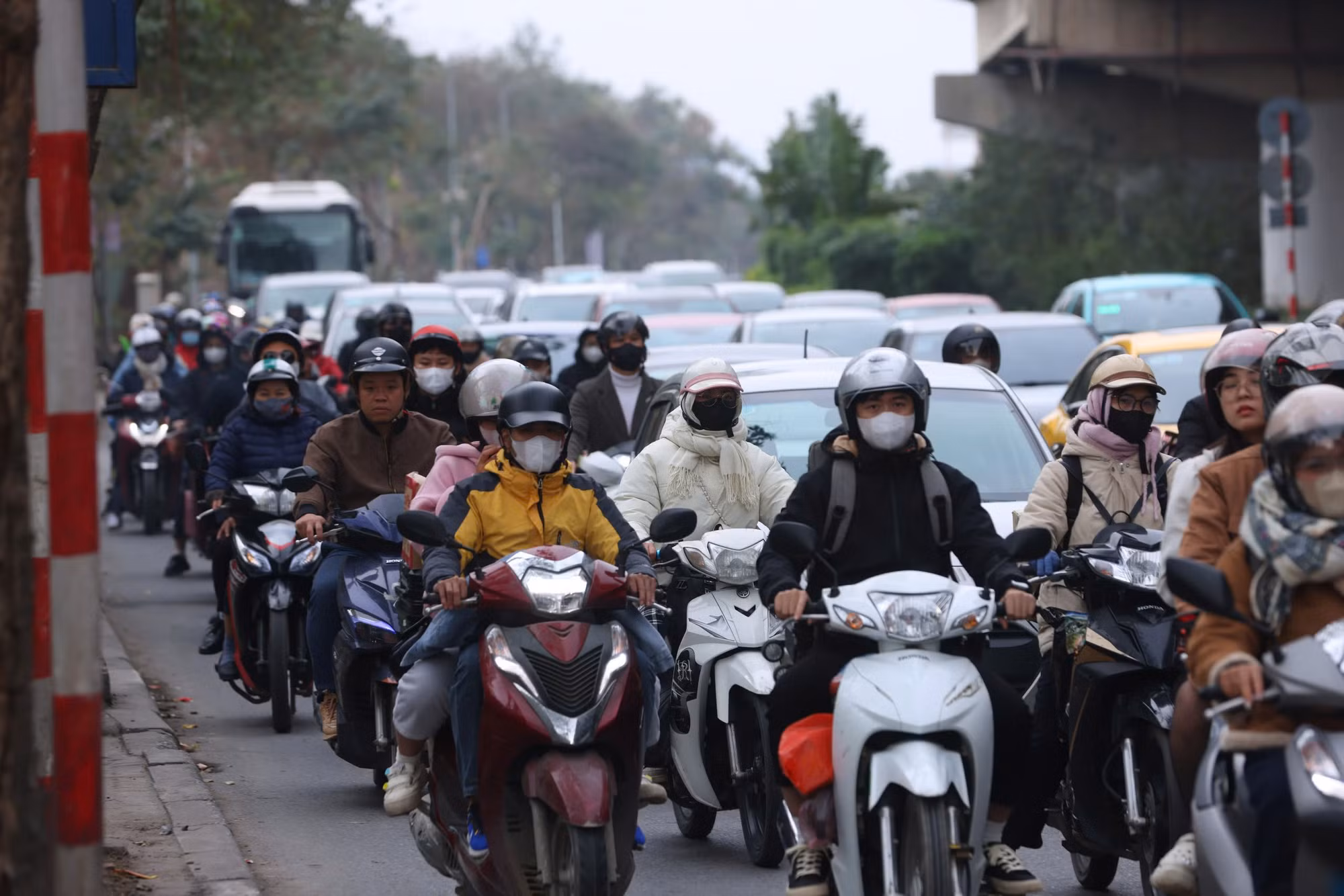 Phương tiện chen kín đường...