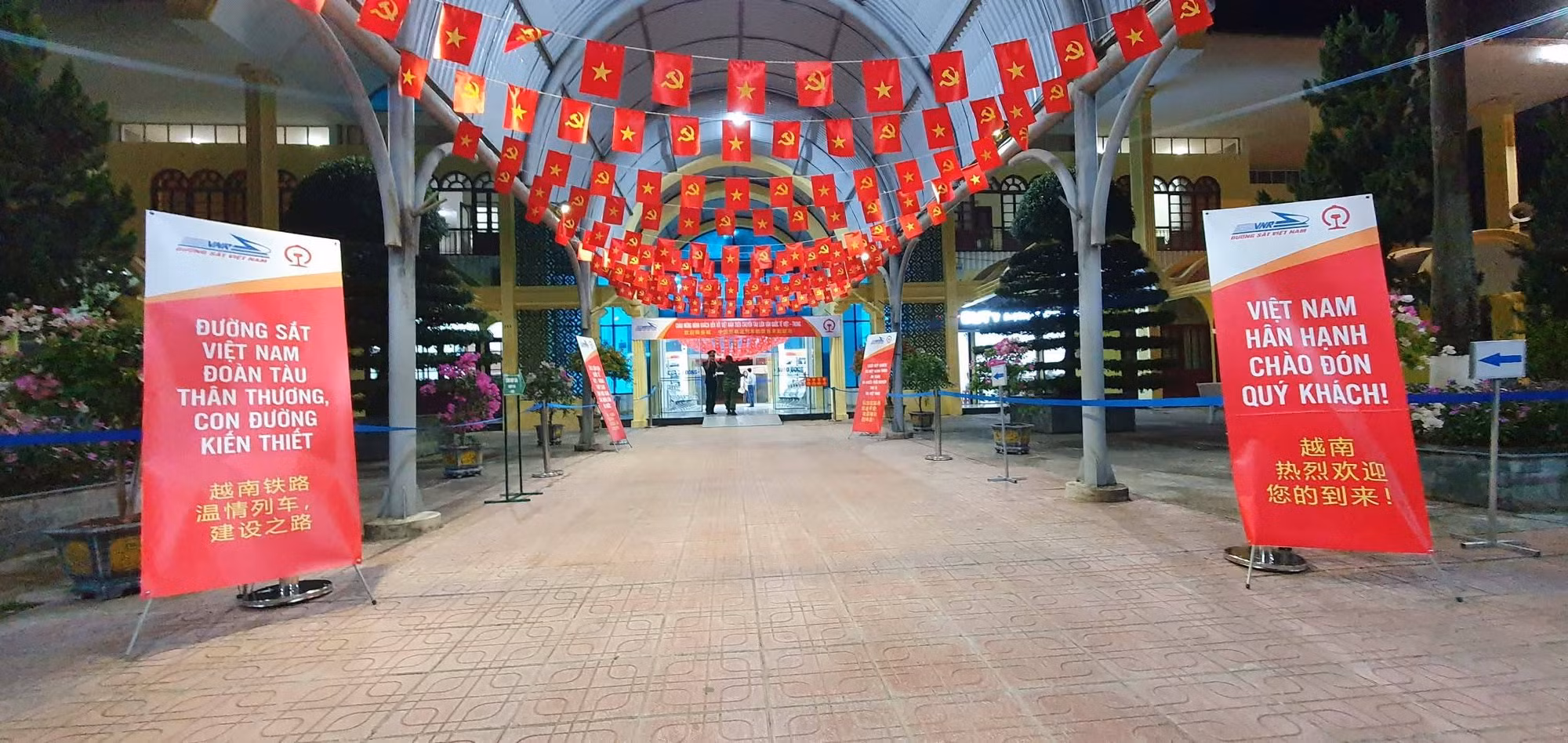 Phía sân ga, cờ Tổ quốc đã được treo rợp trên cao. Dãy standee cỡ lớn chào đón những vị khách đầu tiên trên chuyến tàu liên vận quốc tế cũng được đặt ngay ngắn...