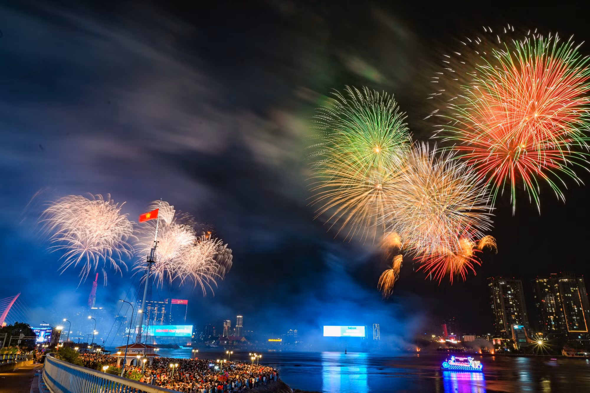 Màn pháo hoa 15 phút diễn ra trong tiếng hò reo, cổ vũ của người dân Màn pháo hoa 15 phút diễn ra trong tiếng hò reo, cổ vũ của người dân