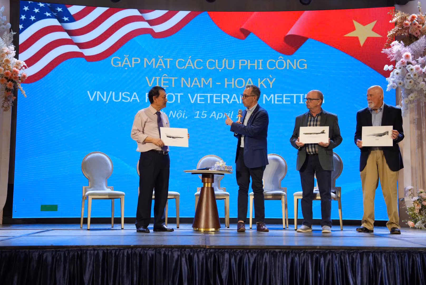 Ông cũng đồng thời trao tặng cho 2 cựu phi công Mỹ những bức tranh mà ông vẽ về chiếc máy bay mà họ đã gắn bó trong cuộc chiến hơn 50 năm về trước.