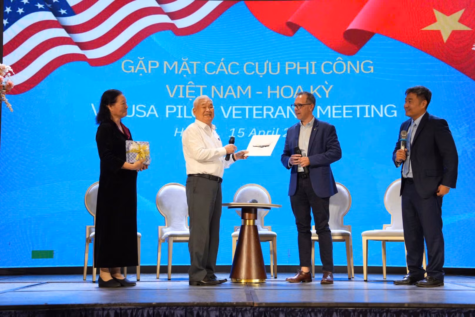 Họa sĩ John Mollison trao tặng bức tranh MIG-21 số hiệu 5072 mà ông vẽ tặng cho Đại tá Lê Thanh Đạo.