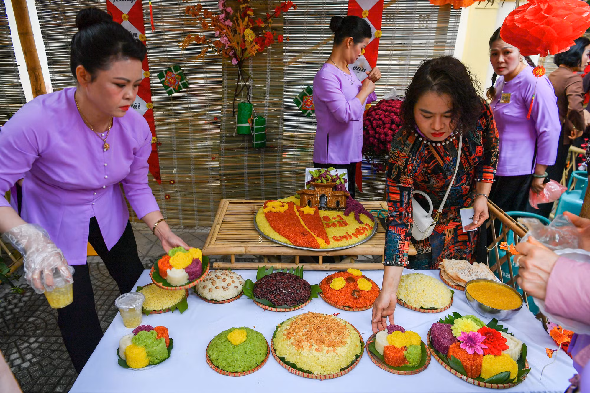 Tới đầu giờ chiều, những mâm xôi nhiều màu sắc đã được bày biện ra, sẵn sàng cho giờ vào hội. Tới đầu giờ chiều, những mâm xôi nhiều màu sắc đã được bày biện ra, sẵn sàng cho giờ vào hội.