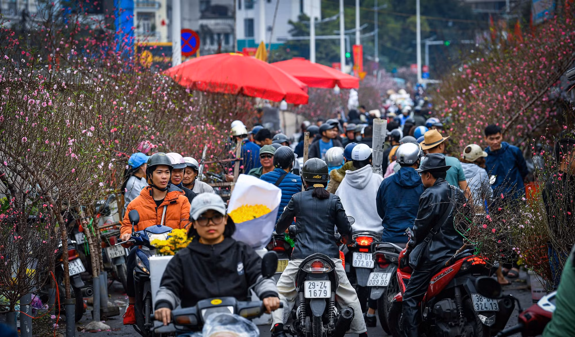 Càng về gần chiều, lượng người tới càng đông hơn. Không khí của khu chợ cũng trở nên càng hối hả...