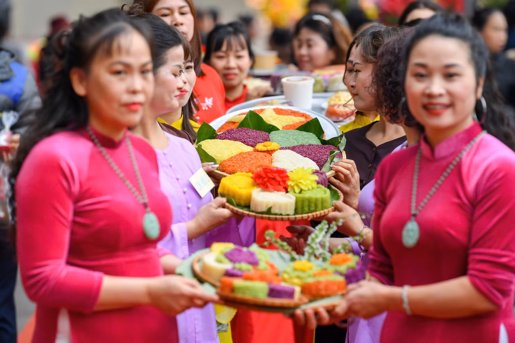 Mỗi chi hội cũng dâng một mâm xôi tự tay nấu vào Thành hoàng làng để tỏ lòng thành kính. Mỗi chi hội cũng dâng một mâm xôi tự tay nấu vào Thành hoàng làng để tỏ lòng thành kính.