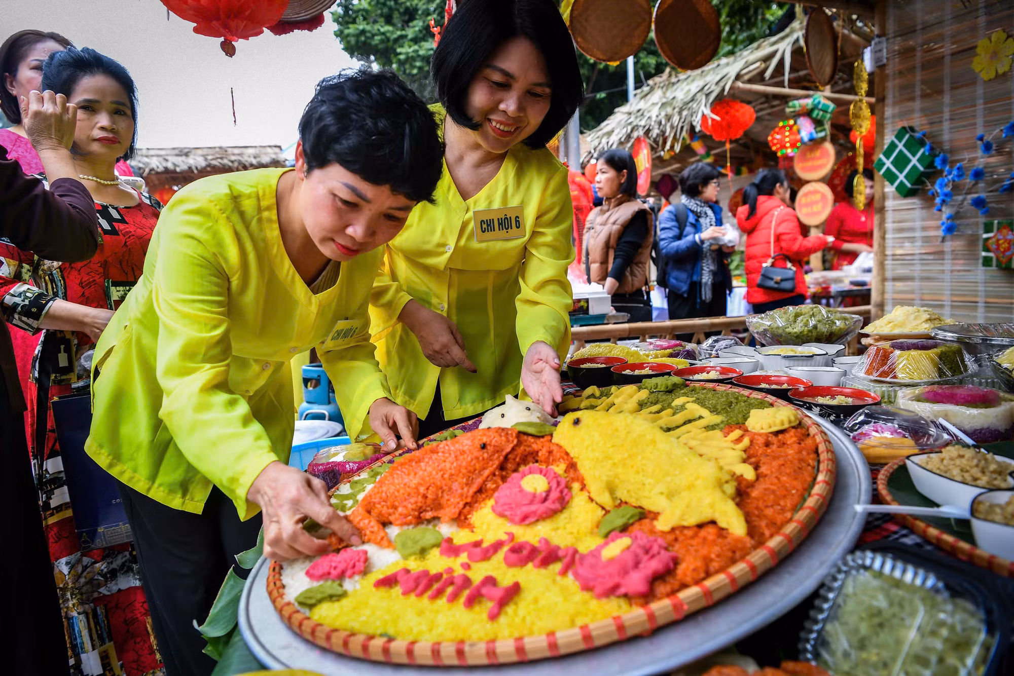 Những chú cá chép nhiều màu sắc đang tung tăng bơi lội. Những chú cá chép nhiều màu sắc đang tung tăng bơi lội.