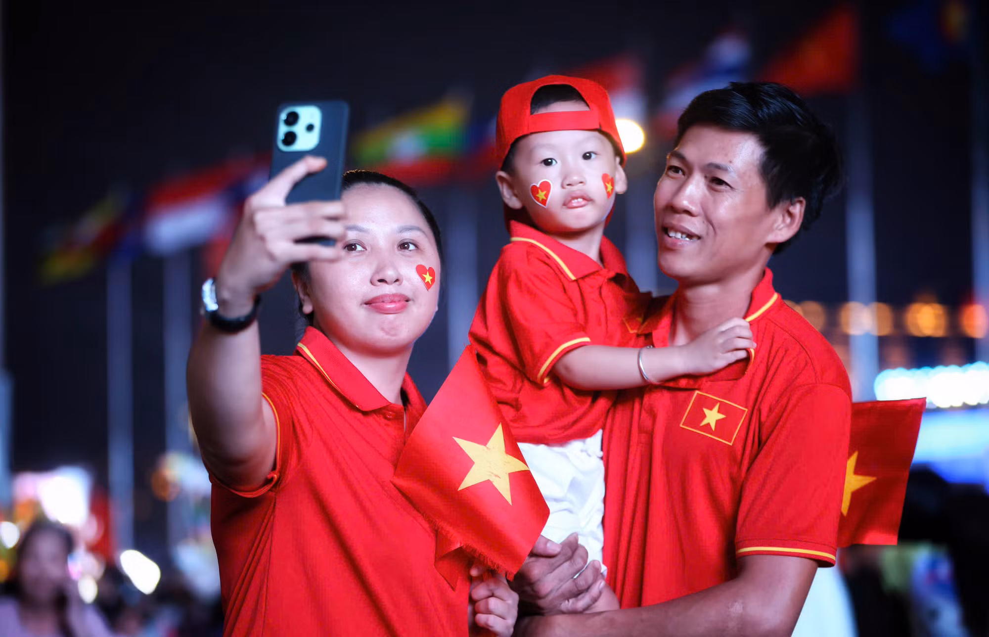 Tranh thủ ghi lại hình ảnh cả gia đình trong dịp đặc biệt.