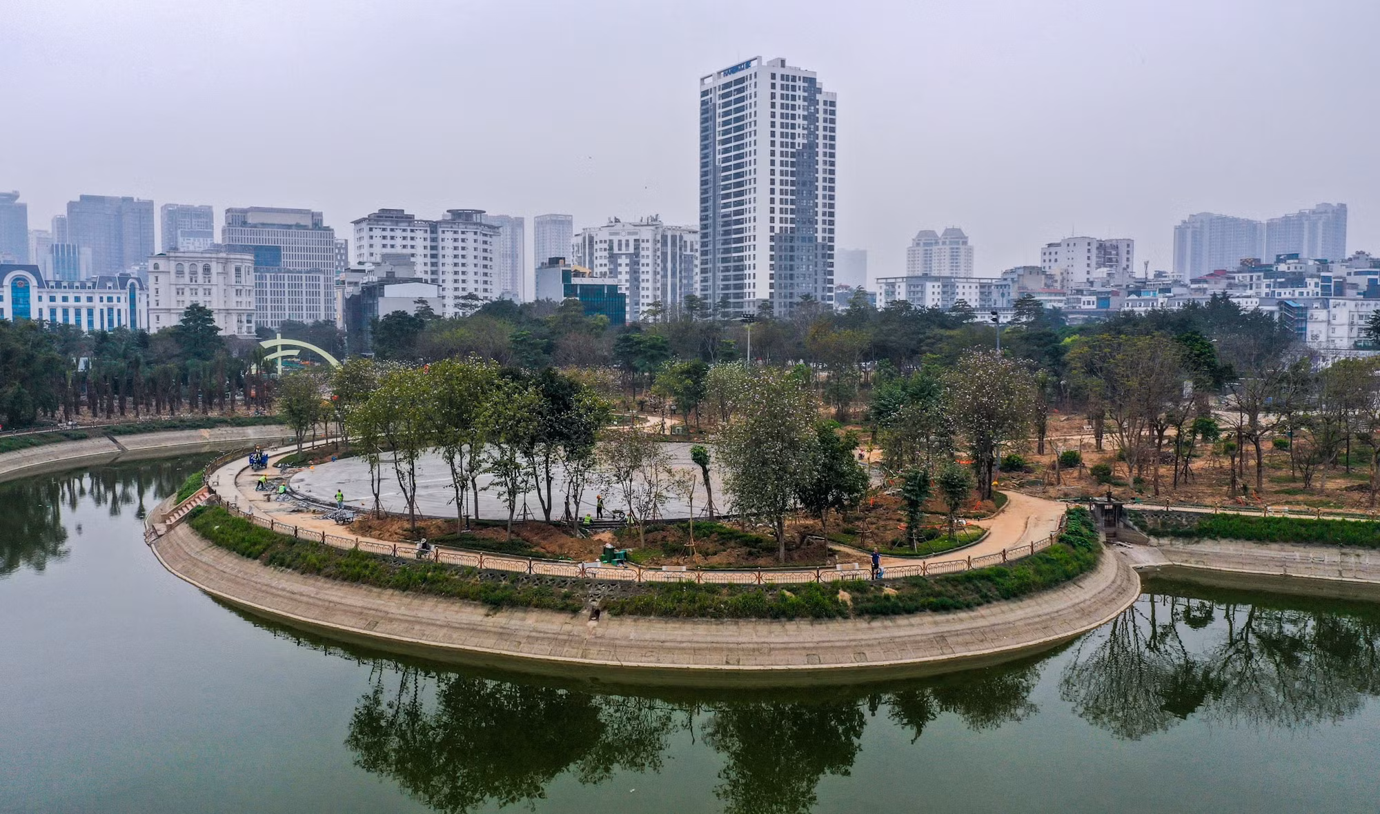 Phía trong khuôn viên, các hạng mục như cây xanh, đảo nổi cũng đang được khẩn trương tiến hành cải tạo lại. Phía trong khuôn viên, các hạng mục như cây xanh, đảo nổi cũng đang được khẩn trương tiến hành cải tạo lại.