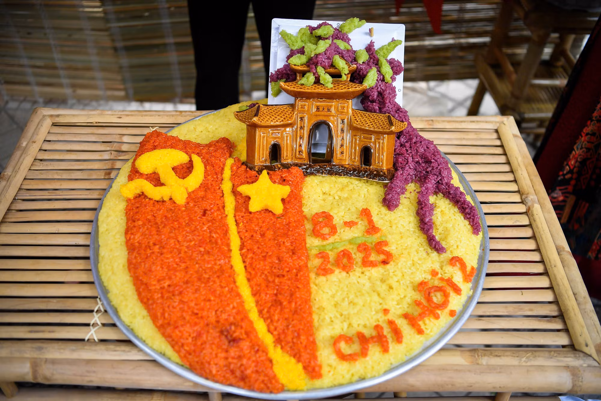Tác phẩm "vẽ" làng cổ Phú Thượng với cây đa, mái đình và dòng sông Hồng chảy kế bên của Chi hội 2. Tác phẩm "vẽ" làng cổ Phú Thượng với cây đa, mái đình và dòng sông Hồng chảy kế bên của Chi hội 2.
