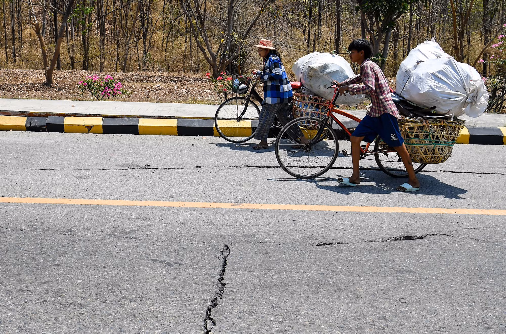 Vết nứt dài xuất hiện cắt ngang một con đường dẫn vào thủ đô Myanmar. Vết nứt dài xuất hiện cắt ngang một con đường dẫn vào thủ đô Myanmar.