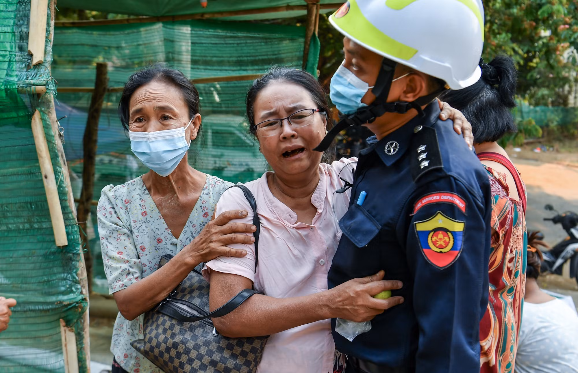 Lúc này, ở phía bên ngoài, thân nhân của các nạn nhân còn mắc kẹt không giấu nổi nỗi đau. Theo thống kê sơ bộ, có khoảng 10 người vẫn đang còn mất tích dưới lớp đất đá của Bệnh viện Ottari Thiri... Lúc này, ở phía bên ngoài, thân nhân của các nạn nhân còn mắc kẹt không giấu nổi nỗi đau. Theo thống kê sơ bộ, có khoảng 10 người vẫn đang còn mất tích dưới lớp đất đá của Bệnh viện Ottari Thiri...
