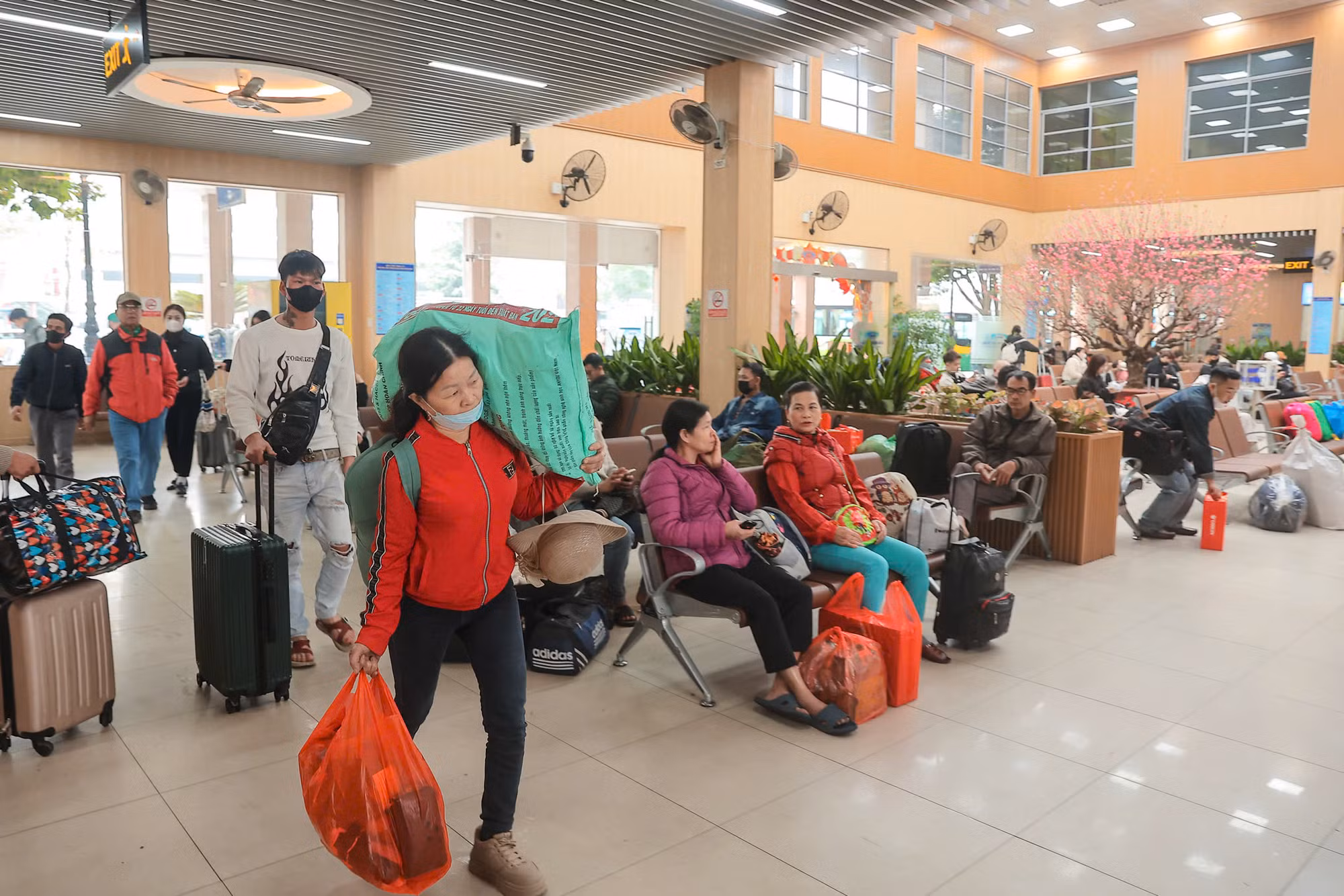 Lỉnh kỉnh hành lý để về quê...