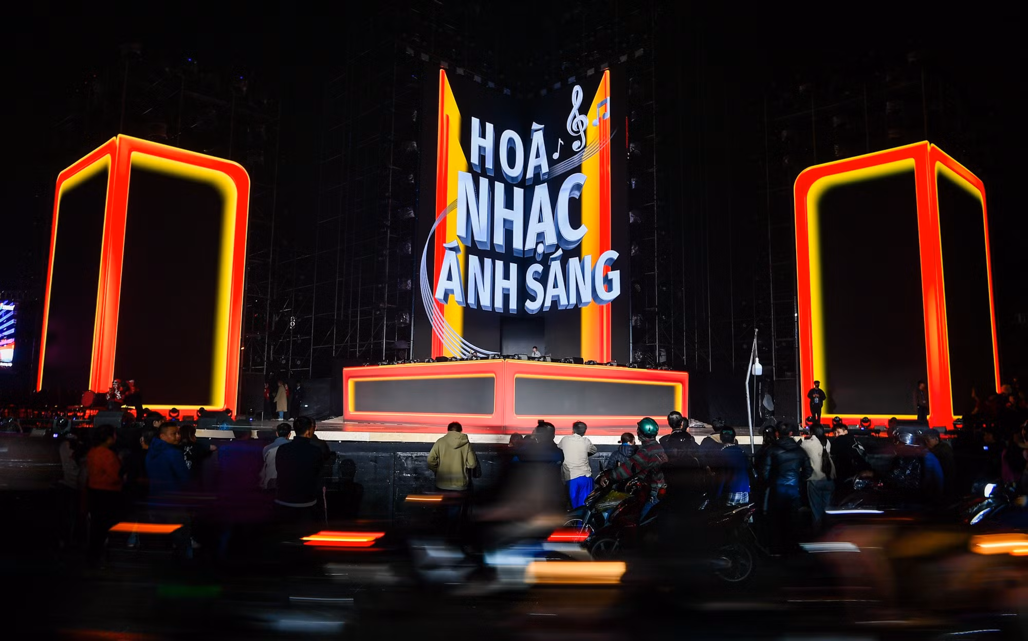 “Hòa nhạc ánh sáng - Chào năm mới 2025” là chương trình nghệ thuật được đầu tư công phu, kết hợp giữa công nghệ ánh sáng hiện đại và di sản âm nhạc truyền thống, được tổ chức tại không gian văn hóa đặc biệt Hồ Tây.