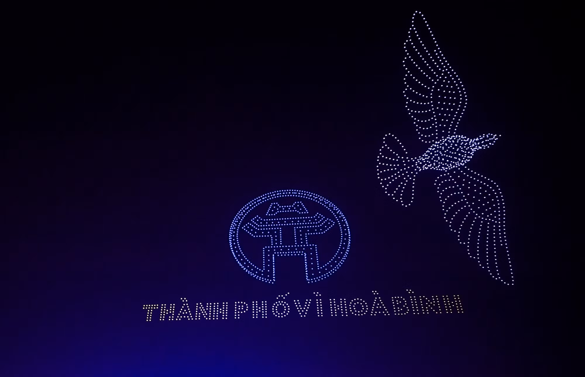 Drone vẽ nên trên bầu trời đêm hồ Tây những bức tranh ánh sáng tuyệt đẹp.