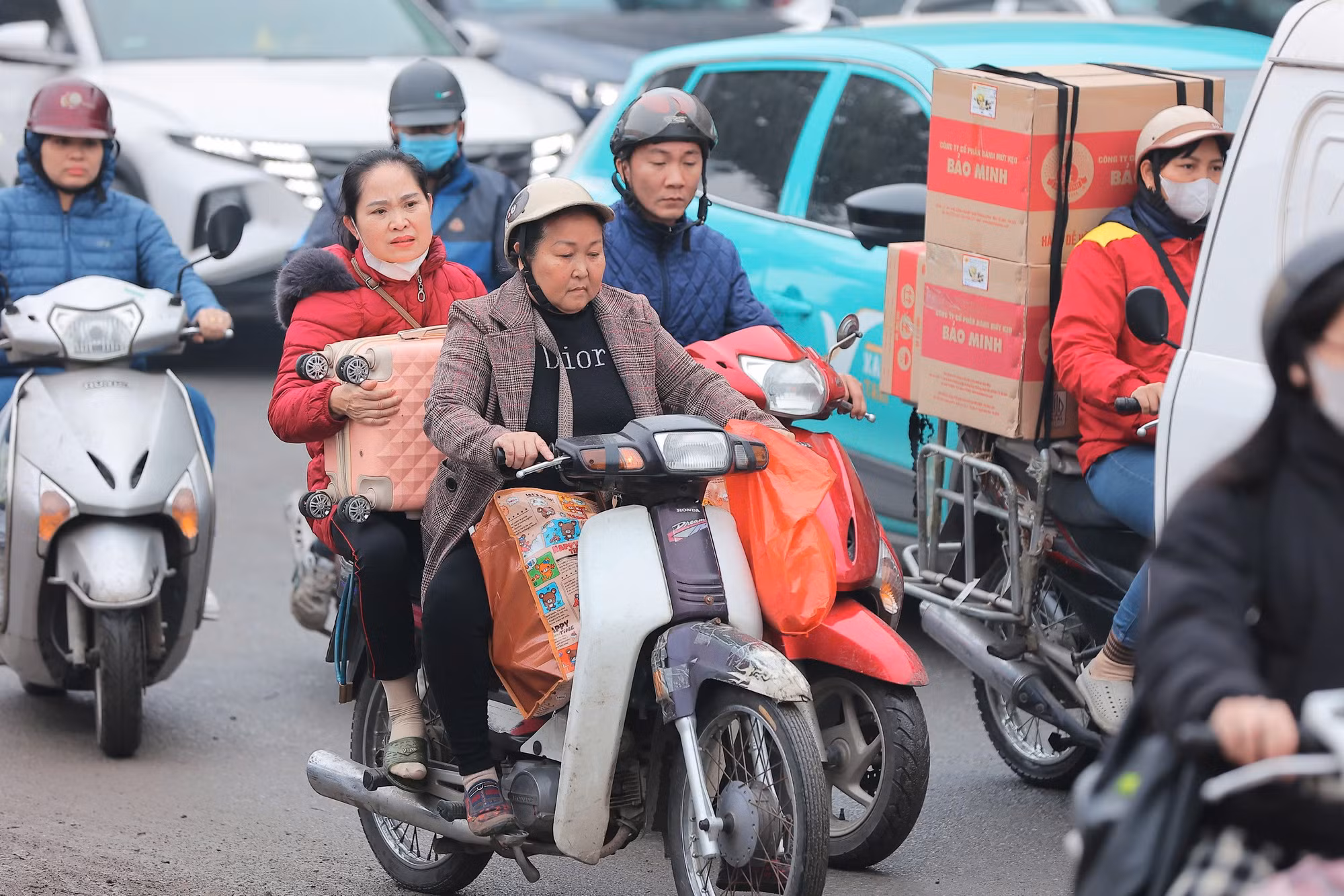 Vào lúc 11 giờ sáng, tình trạng ùn tắc vẫn kéo dài trên tuyến đường dẫn ra cao tốc Pháp Vân.